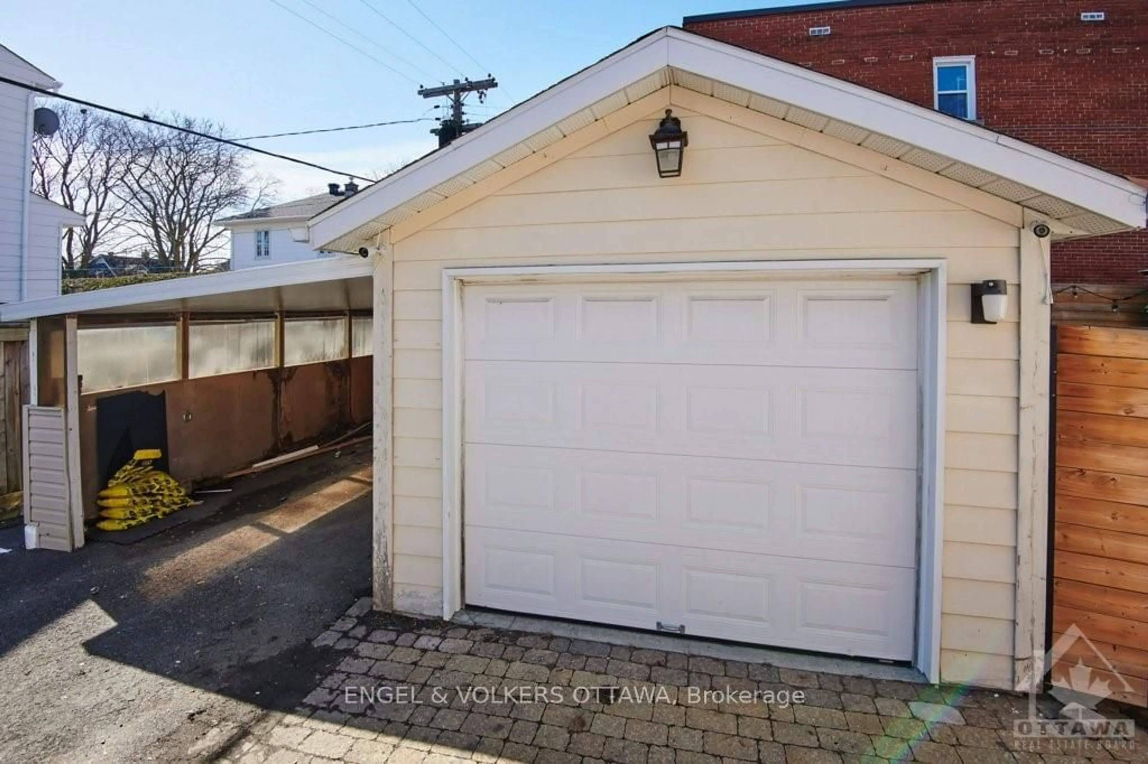 Indoor garage for 634 KIRKWOOD Ave, Westboro - Hampton Park Ontario K1Z 5X7