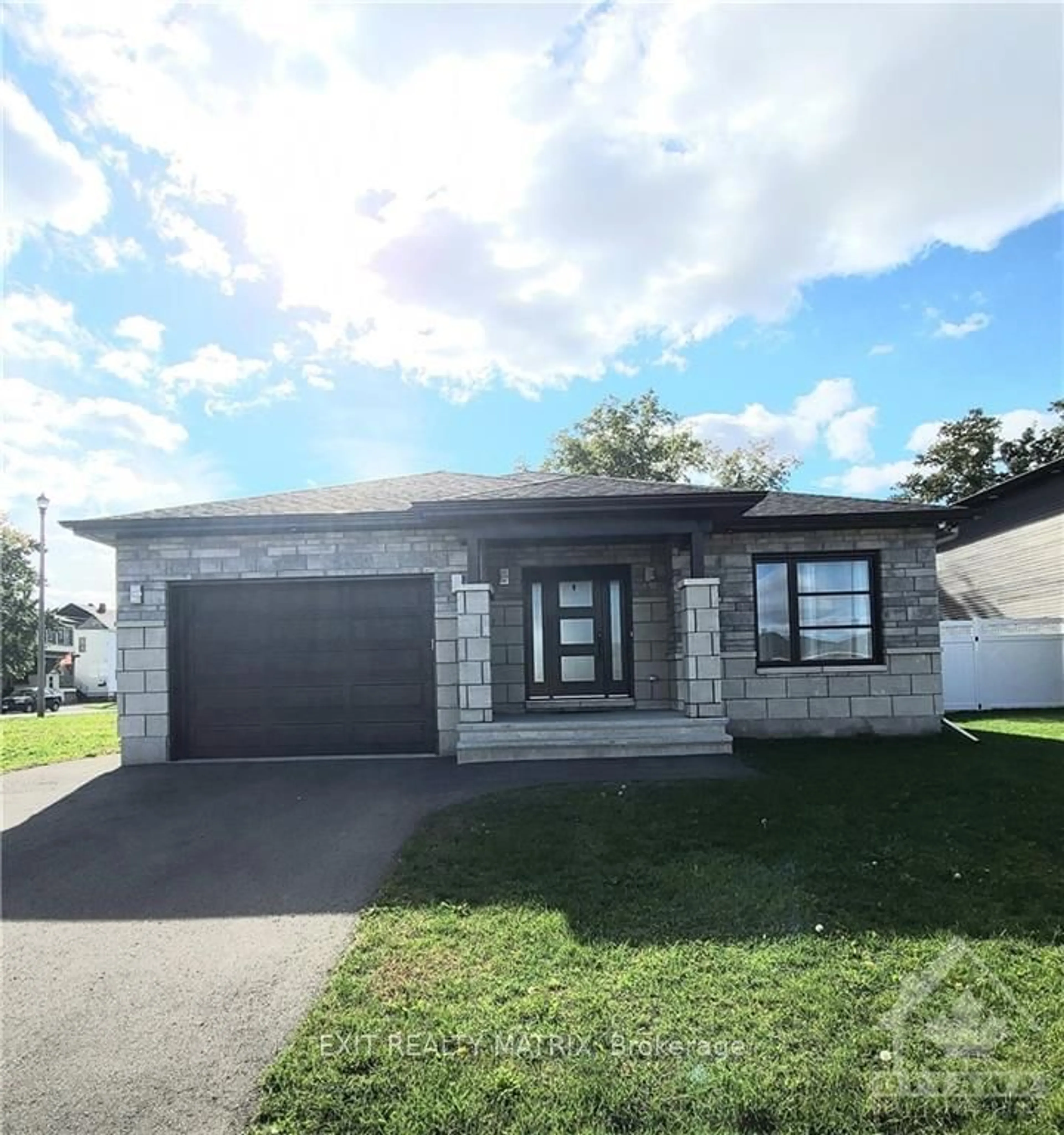 Frontside or backside of a home, cottage for 1401 CAROLINE Crt, Cornwall Ontario K6H 0C5