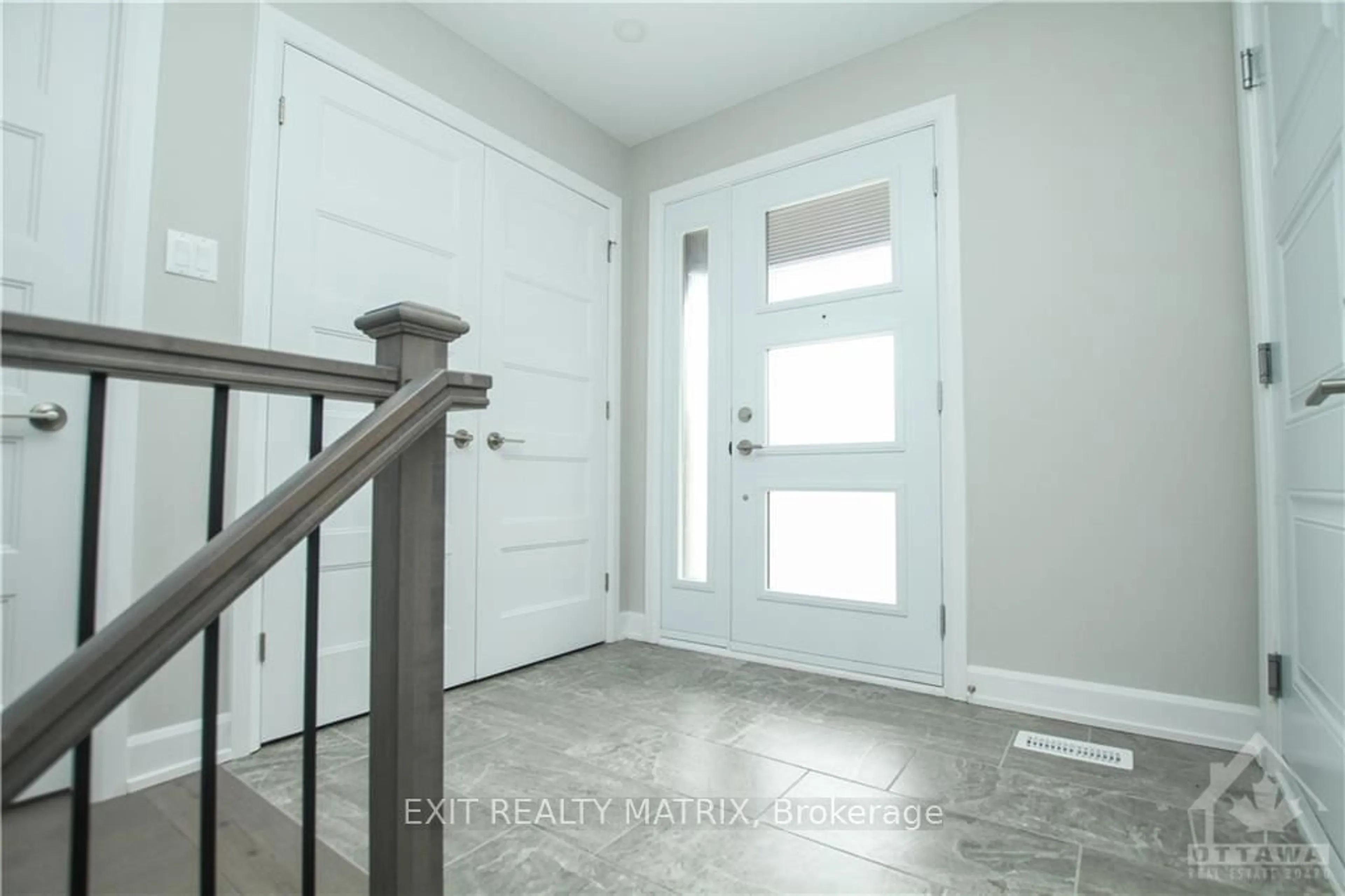 Indoor entryway, wood floors for 1401 CAROLINE Crt, Cornwall Ontario K6H 0C5