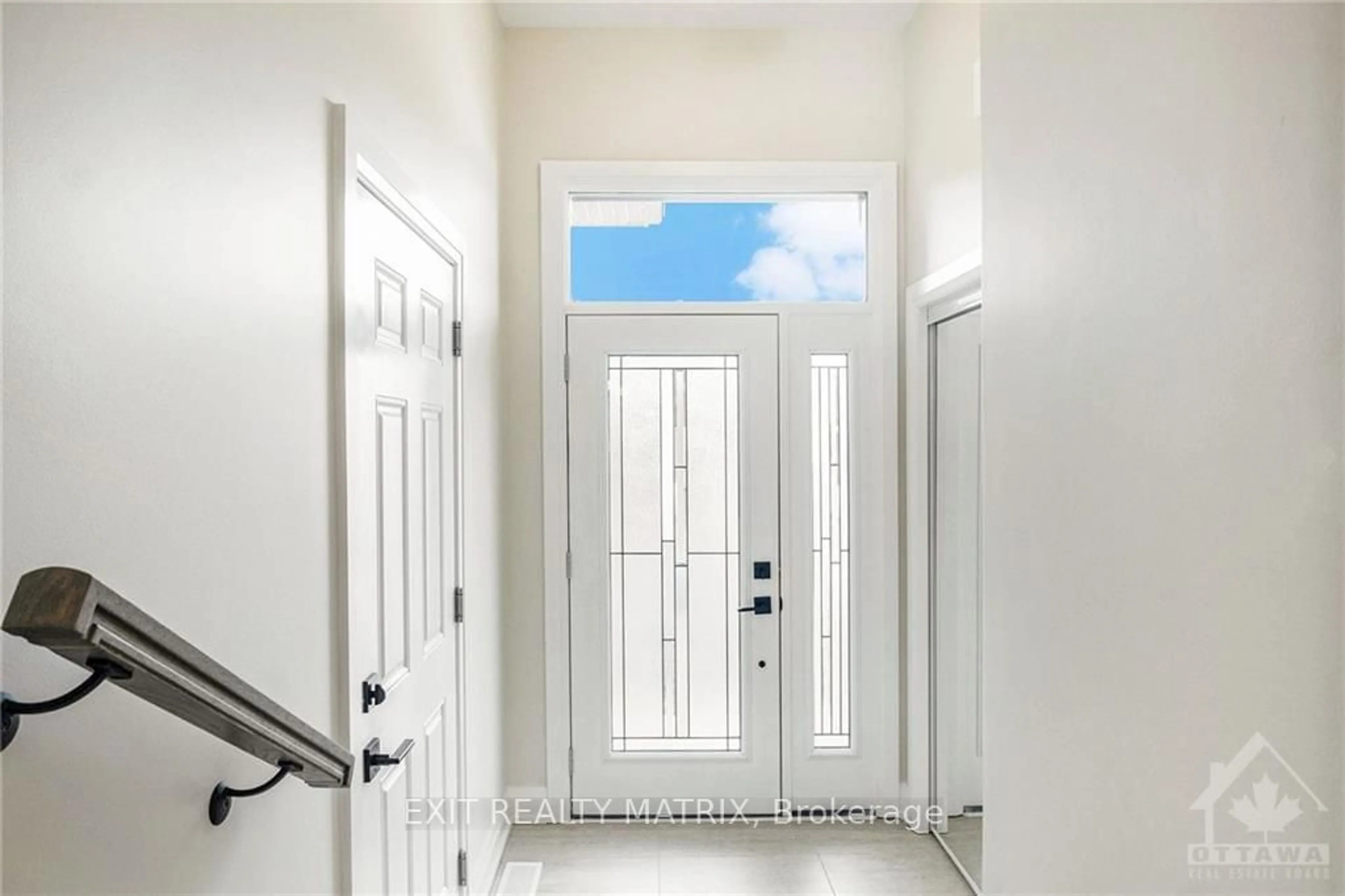 Indoor entryway, wood floors for 970 COLOGNE St, Russell Ontario K0A 1W0