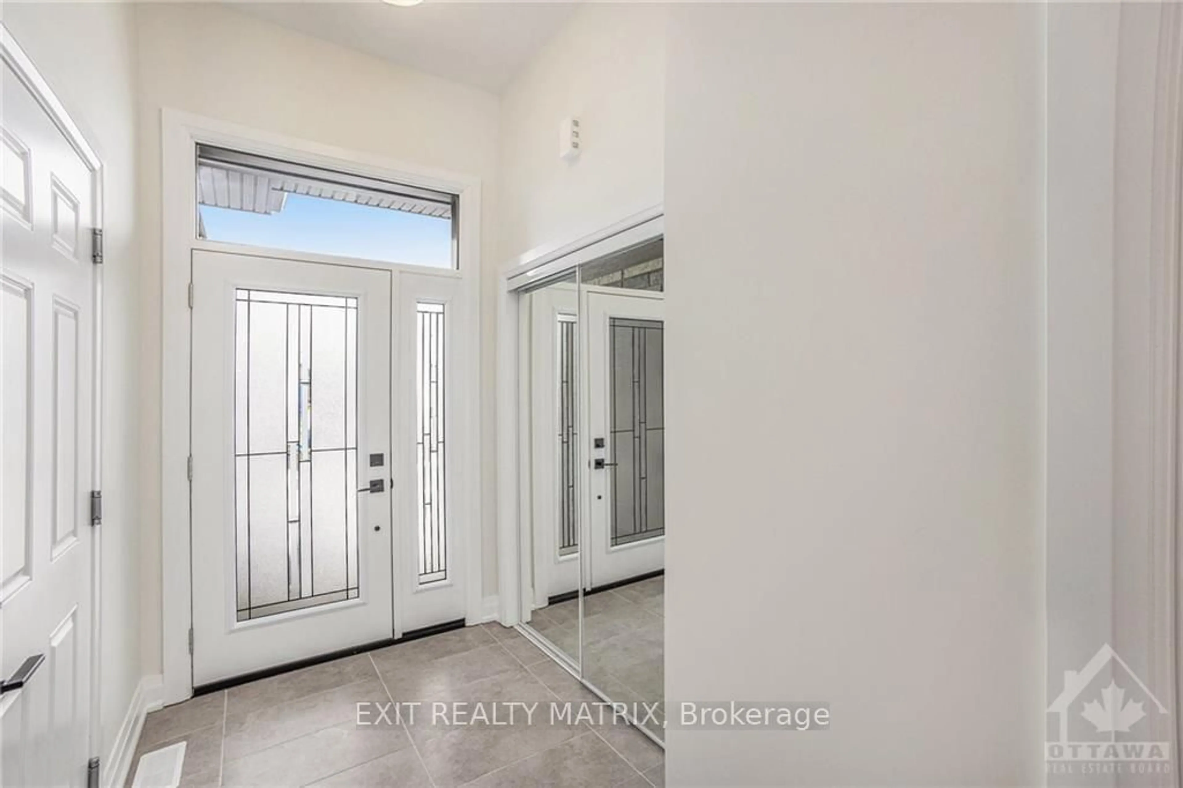 Indoor entryway, cement floor for 972 COLOGNE St, Russell Ontario K0A 1W0