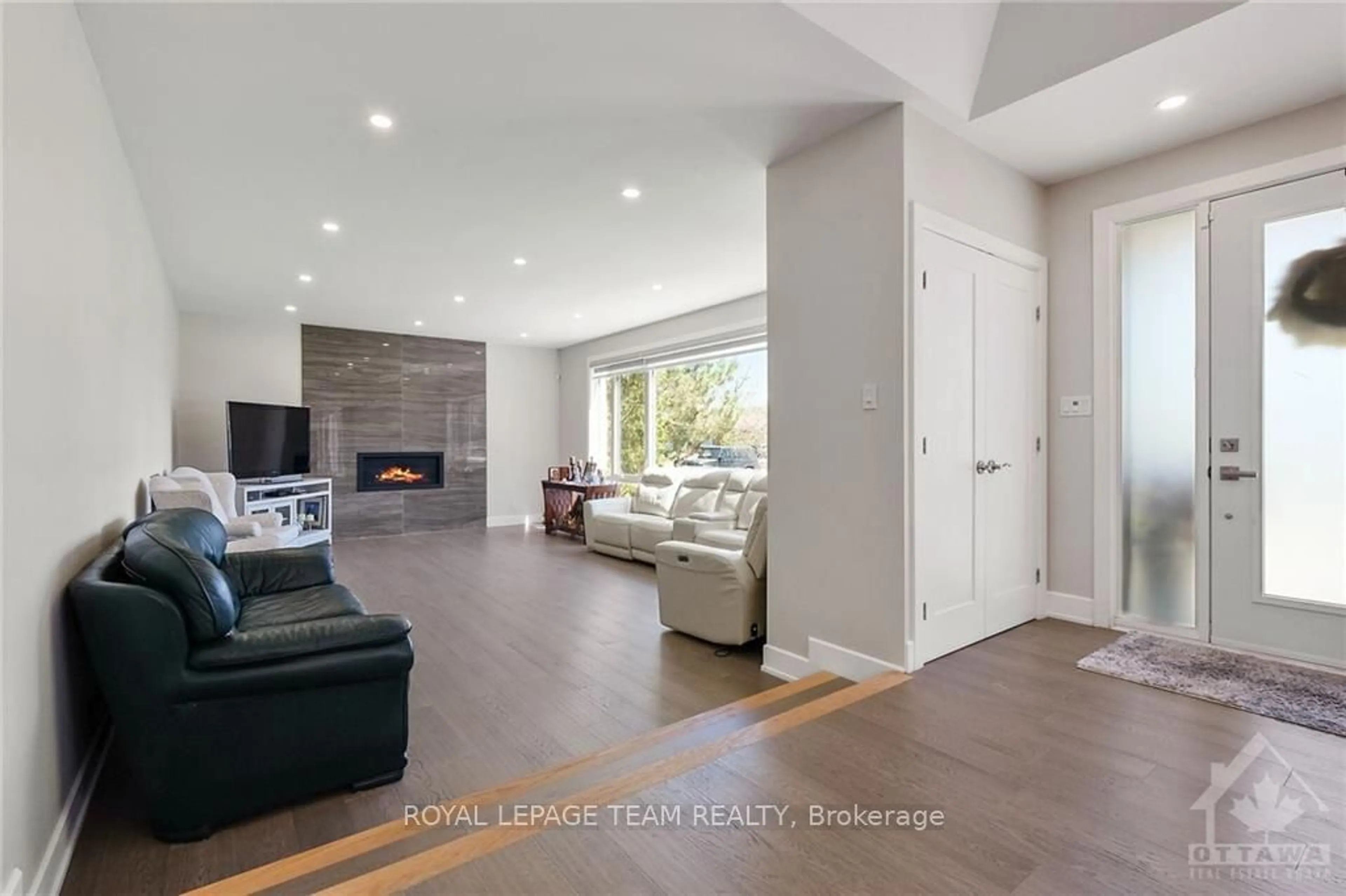 Living room, wood floors for 1898 BARNHART Pl, Alta Vista and Area Ontario K1H 5B6