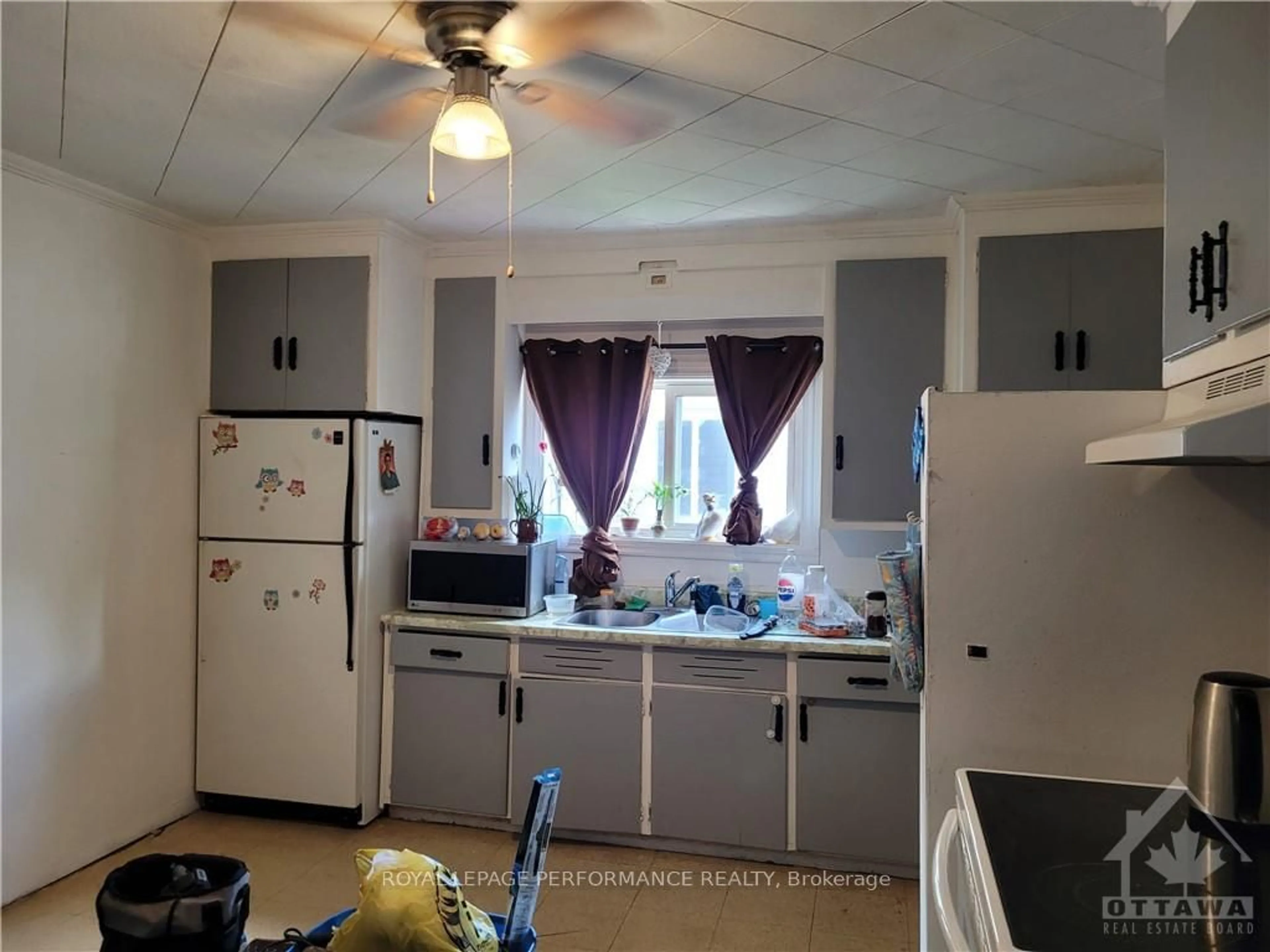 Standard kitchen, cottage for 385-387 REGENT St, Hawkesbury Ontario K6A 1G1