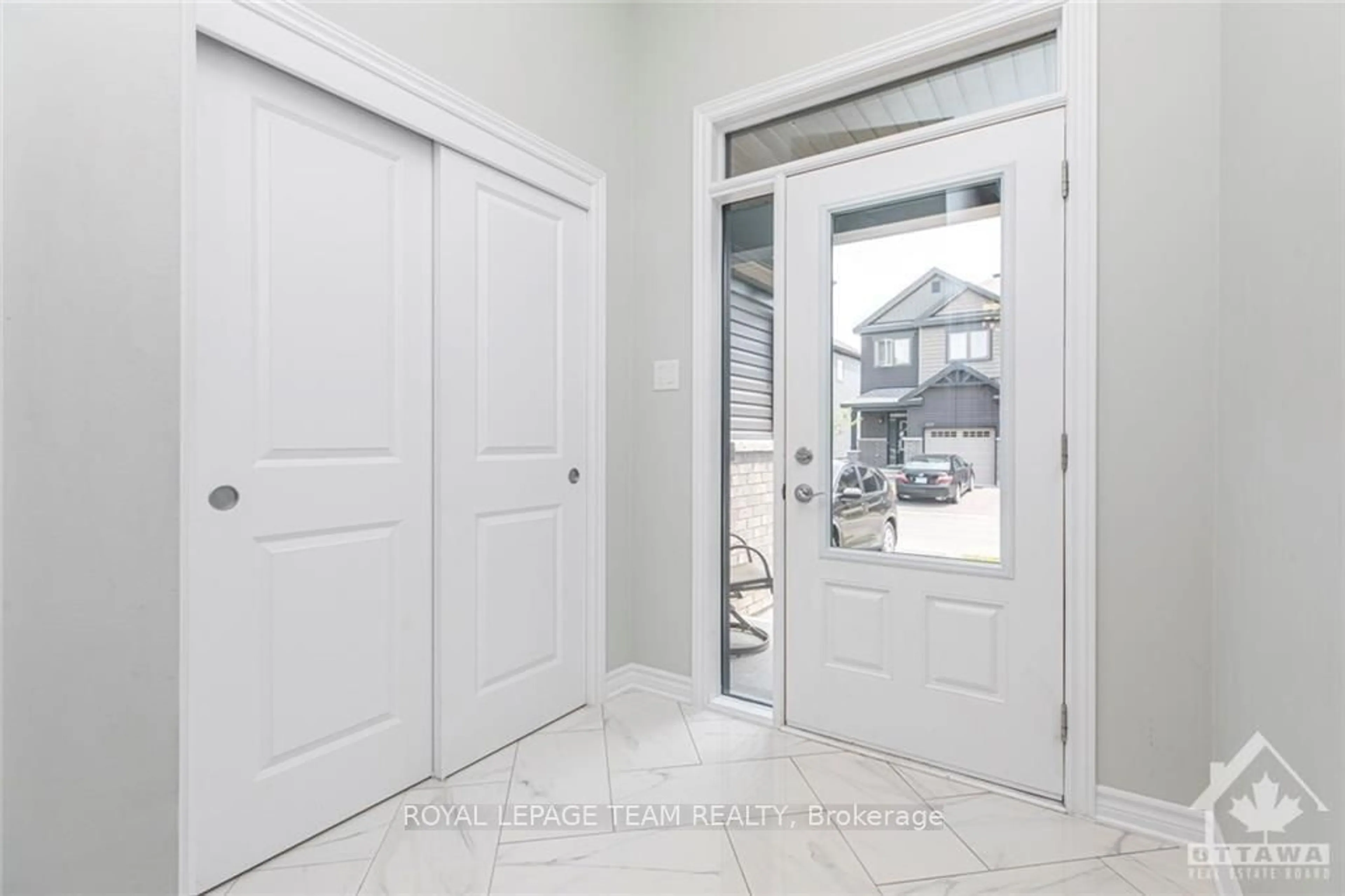 Indoor entryway, wood floors for 406 ALLEE PREMIERE Lane, Clarence-Rockland Ontario K4M 0M7