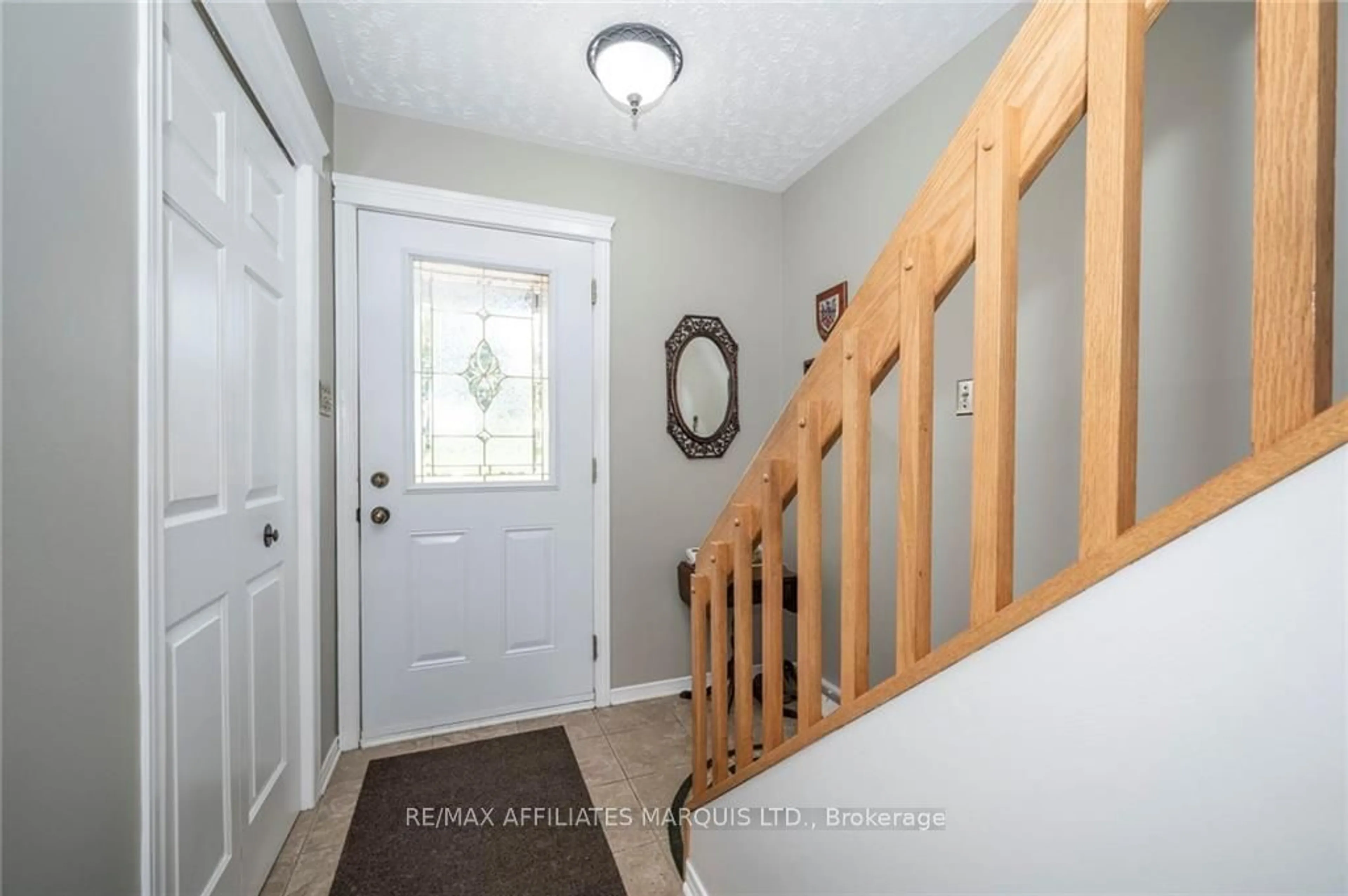 Indoor entryway, wood floors for 18428 COUNTY ROAD 2 Rd, South Glengarry Ontario K6H 5R5