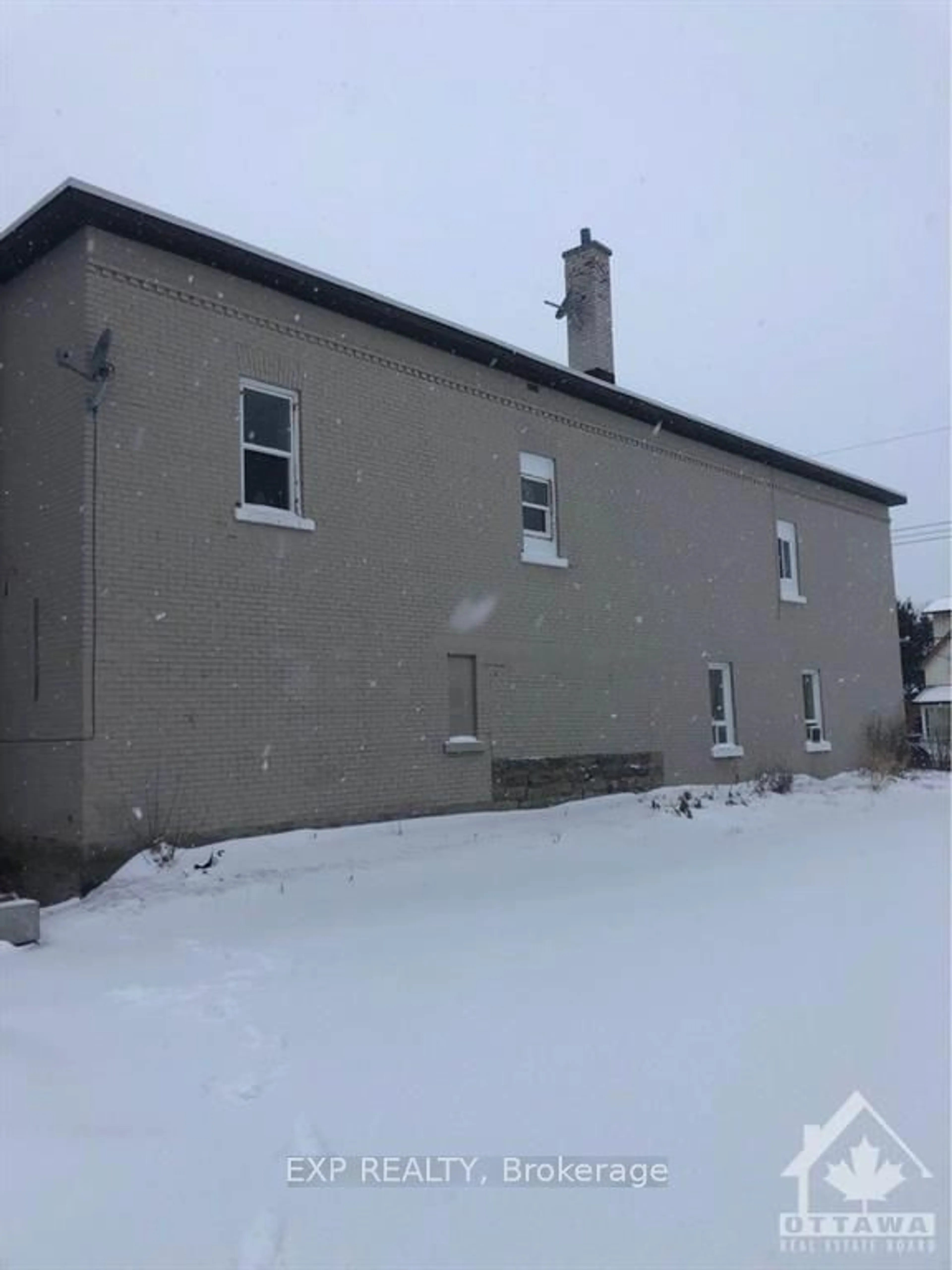 Frontside or backside of a home, the front or back of building for 390 MILLER St, Pembroke Ontario K8A 5Z1