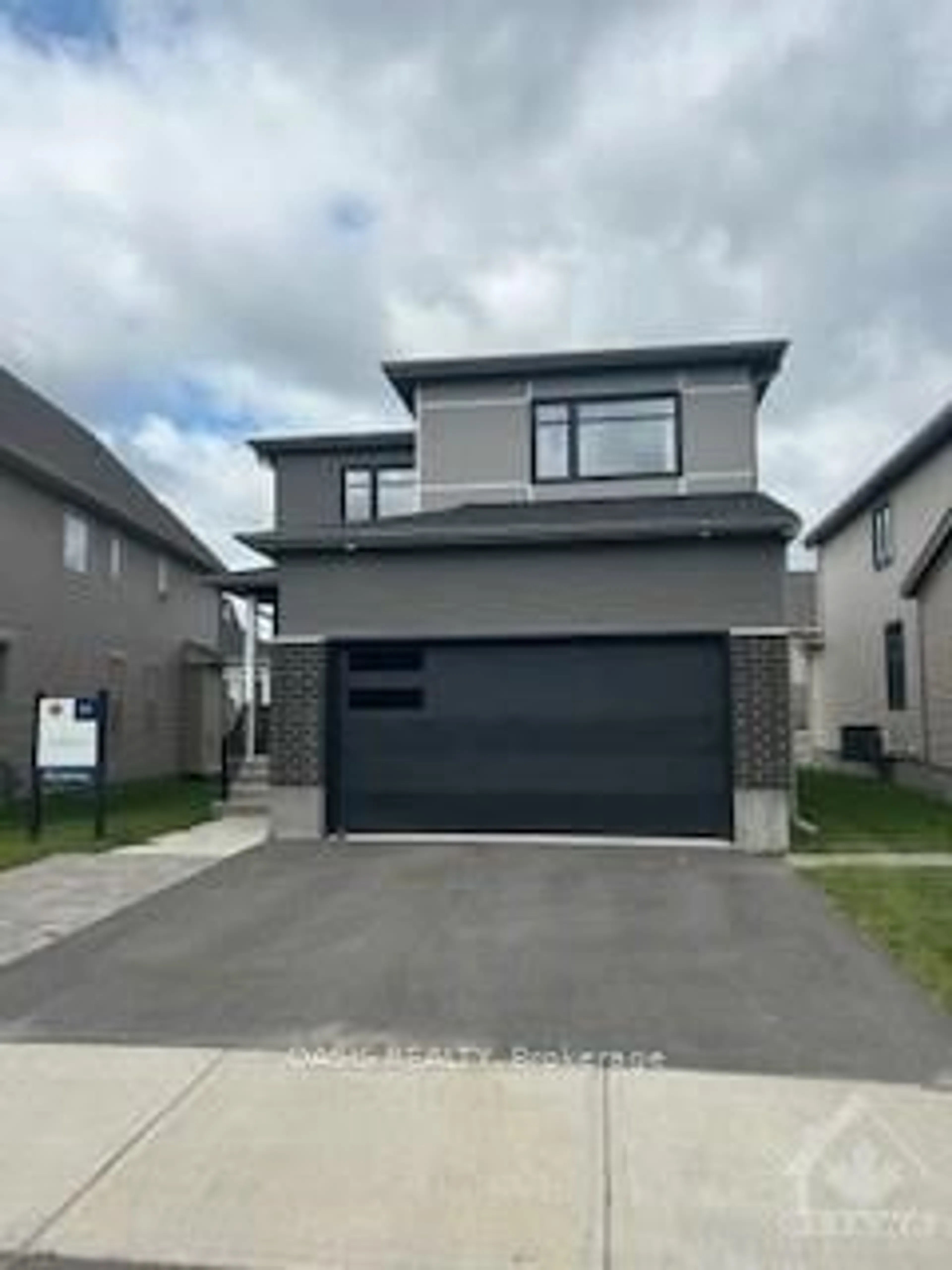 Frontside or backside of a home, the street view for 519 EDENWYLDE Dr, Stittsville - Munster - Richmond Ontario K2S 2W9