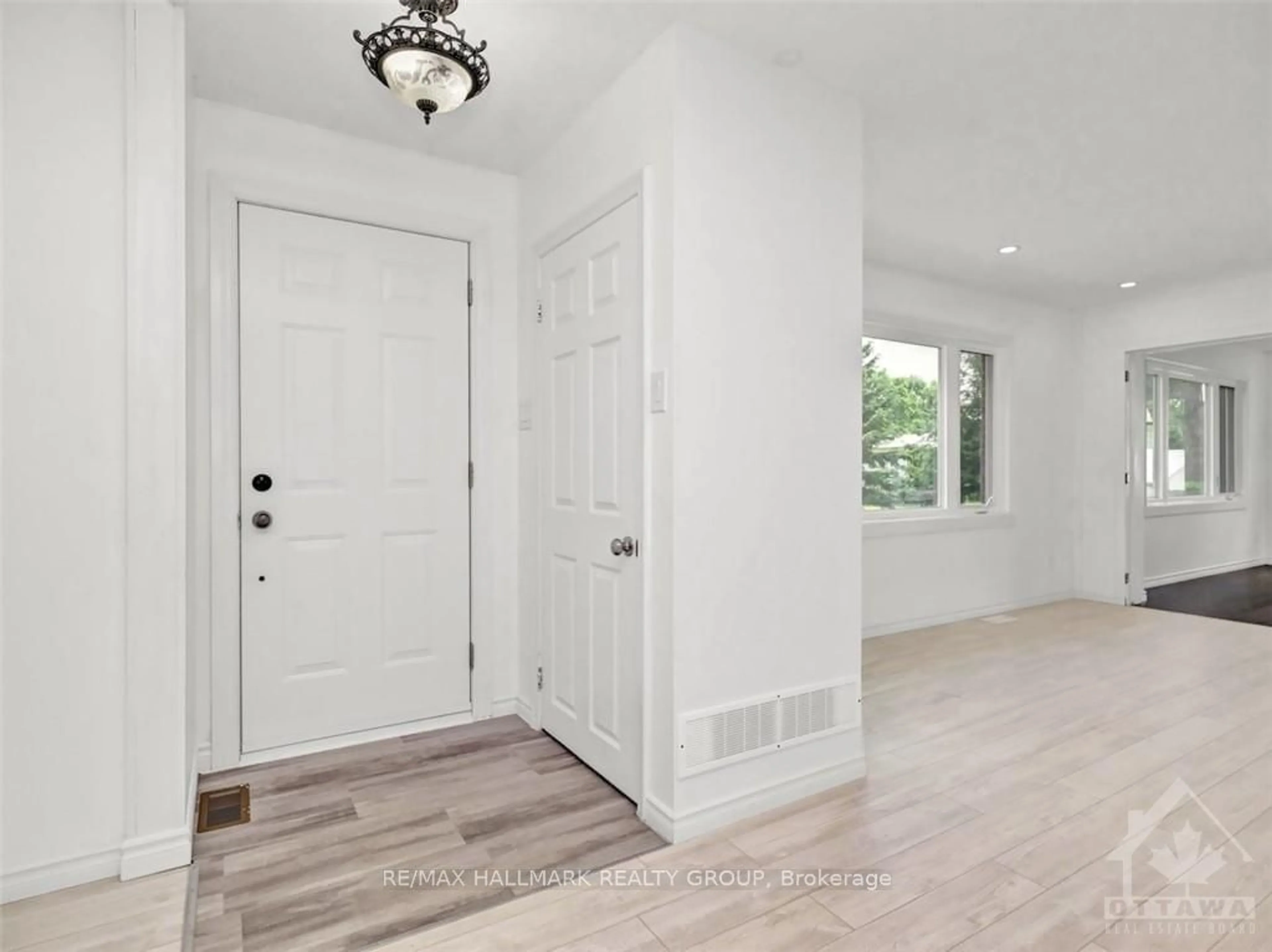 Indoor entryway, wood floors for 8692 BANK St, Greely - Metcalfe - Osgoode - Vernon and Area Ontario K0A 3J0