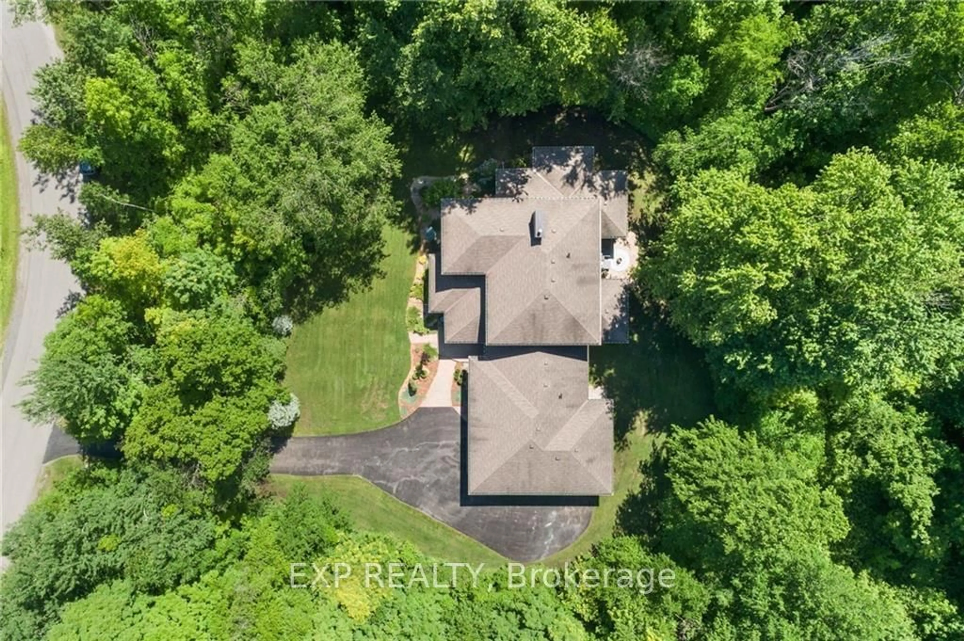 Frontside or backside of a home, the fenced backyard for 5759 QUEENSCOURT Cres, Manotick - Kars - Rideau Twp and Area Ontario K4M 1K3