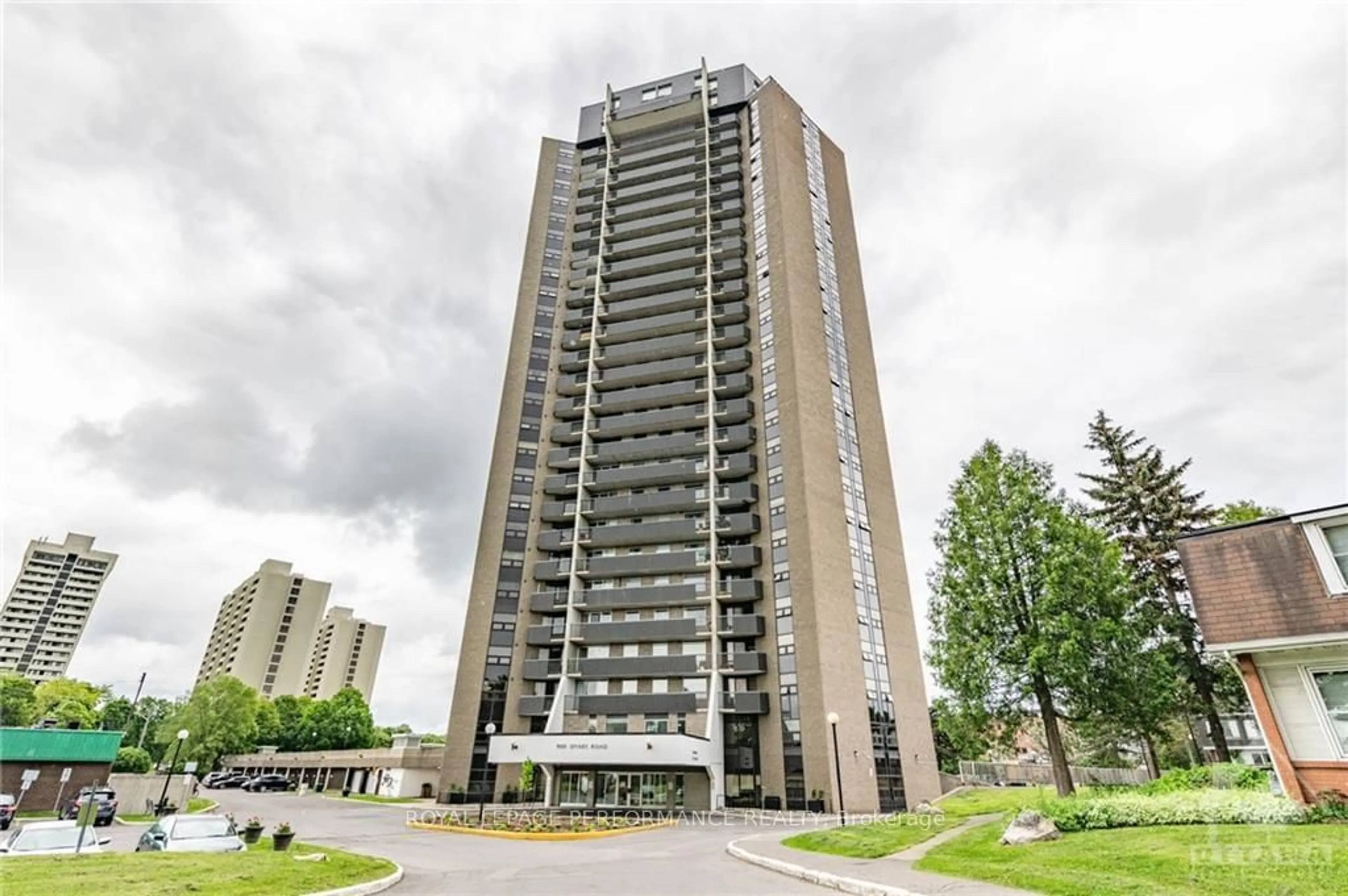 A pic from exterior of the house or condo, the front or back of building for 900 DYNES Rd #2109, Mooneys Bay - Carleton Heights and Area Ontario K2C 3L6