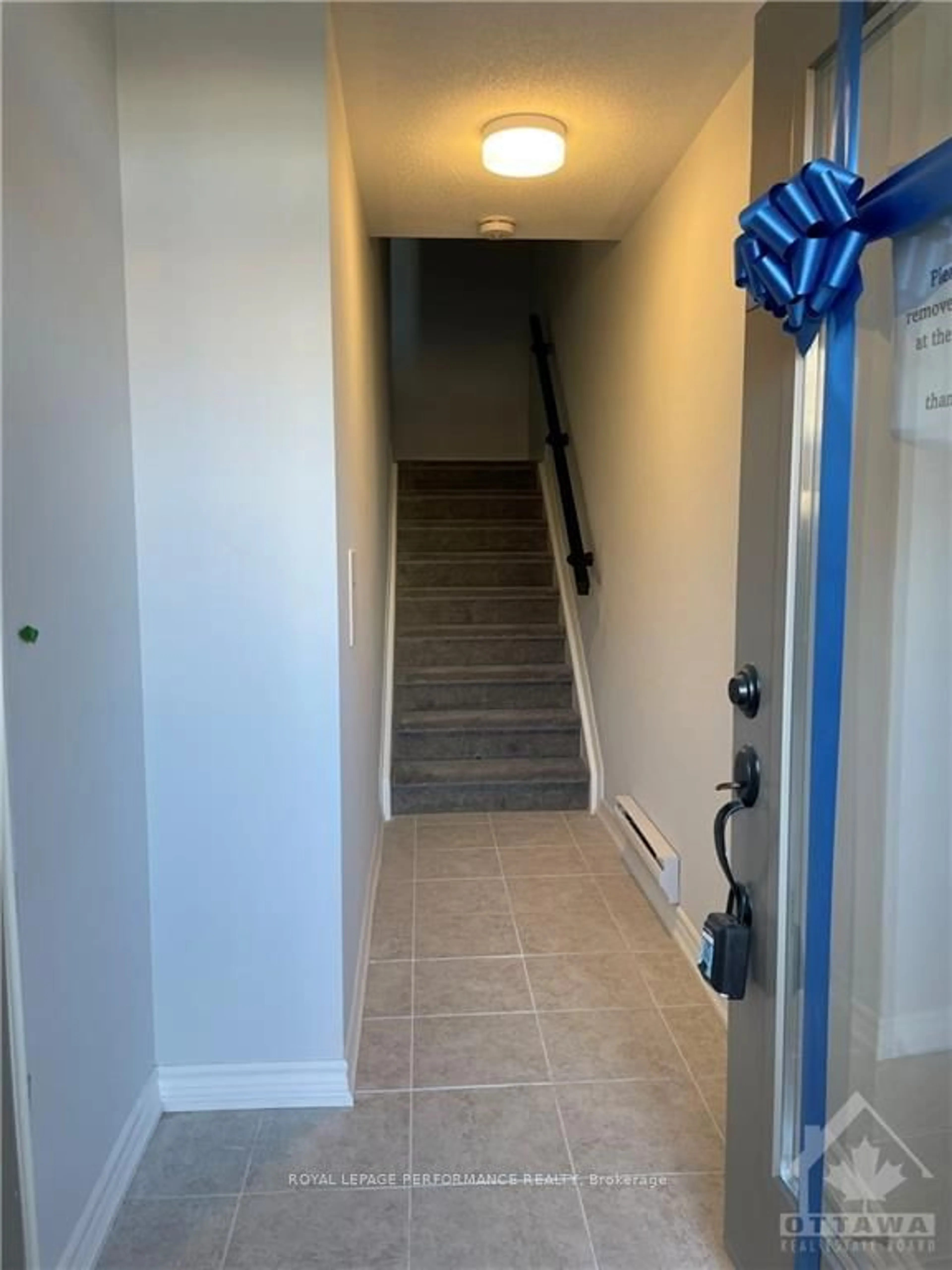 Indoor entryway, not visible floor for 704 KIZIS, Manor Park - Cardinal Glen and Area Ontario K1K 5A4