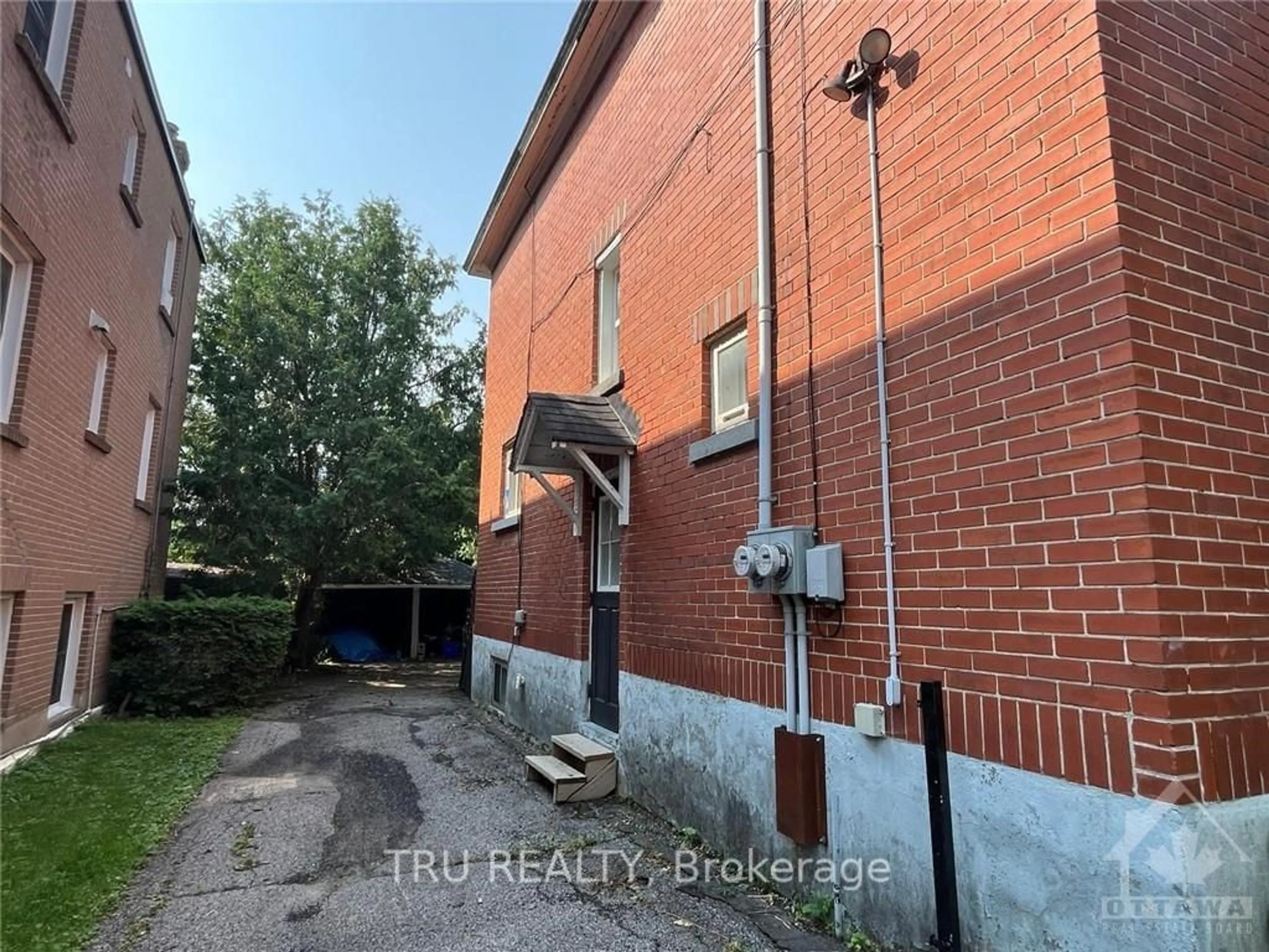 Frontside or backside of a home, the front or back of building for 102 PUTMAN Ave, New Edinburgh - Lindenlea Ontario K1M 1Z6