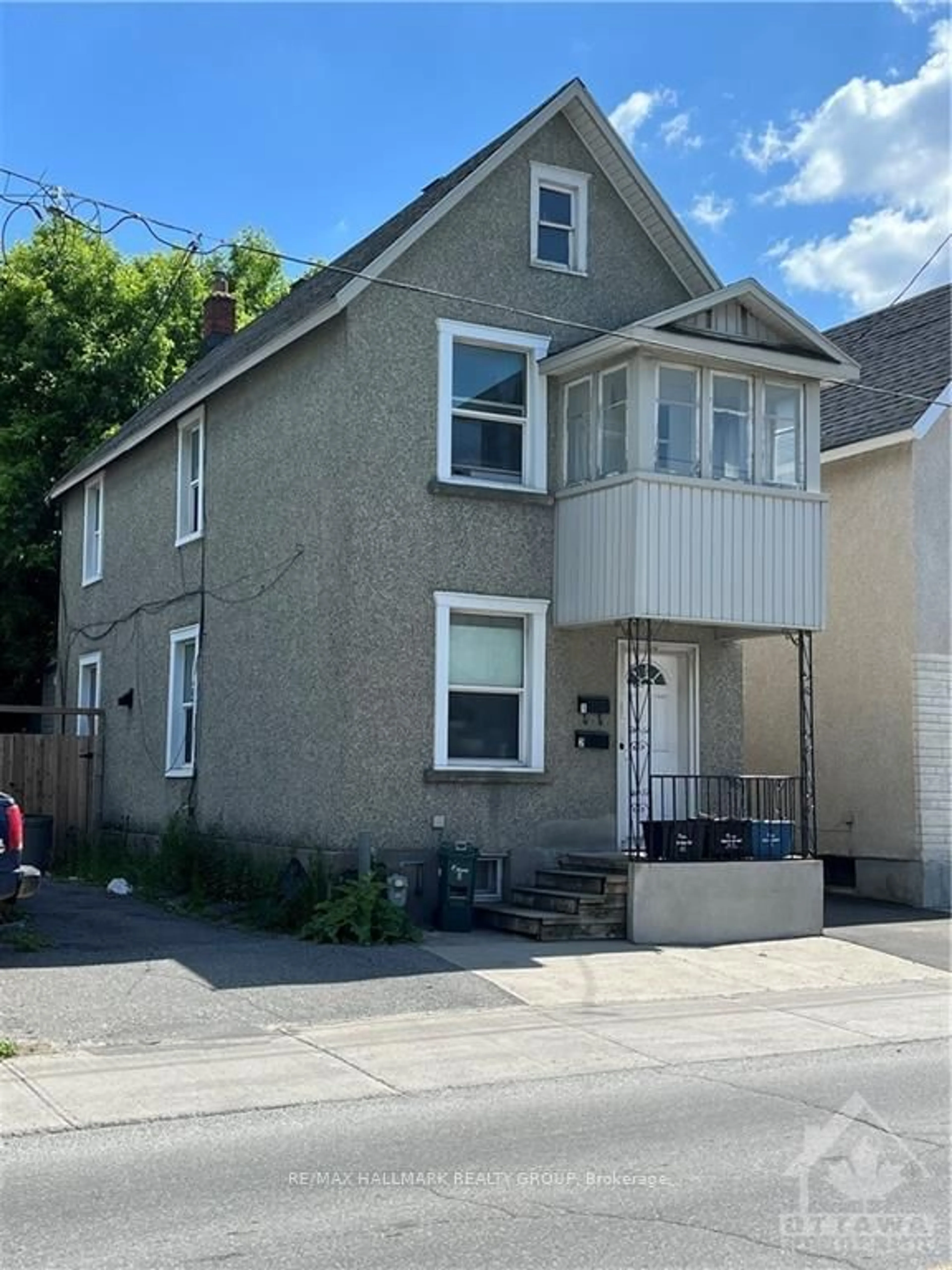 A pic from exterior of the house or condo, the front or back of building for 920 GLADSTONE Ave, West Centre Town Ontario K1R 6Y4