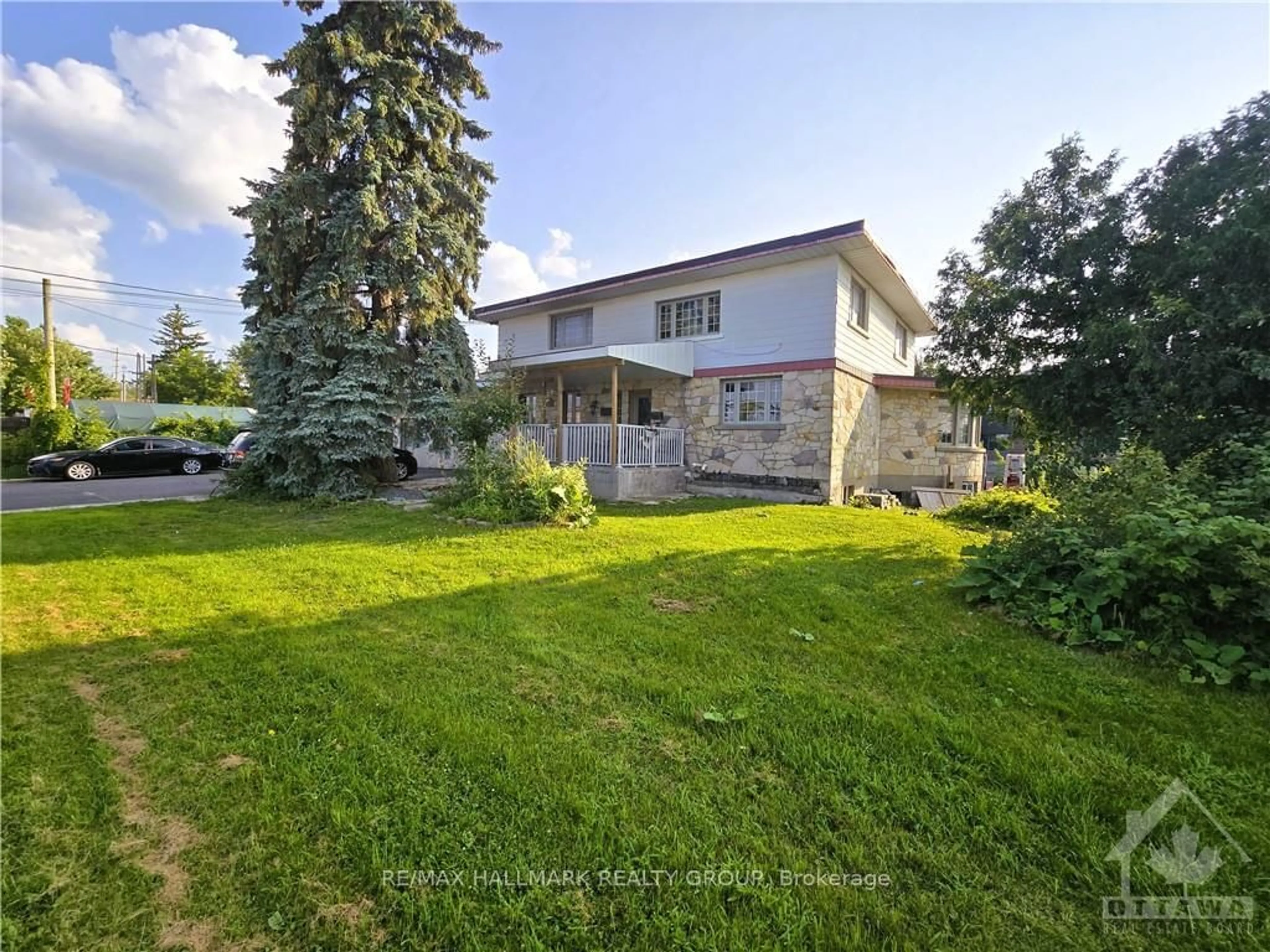 Frontside or backside of a home, the fenced backyard for 1196 RAINBOW St, Beacon Hill North - South and Area Ontario K1J 6X9