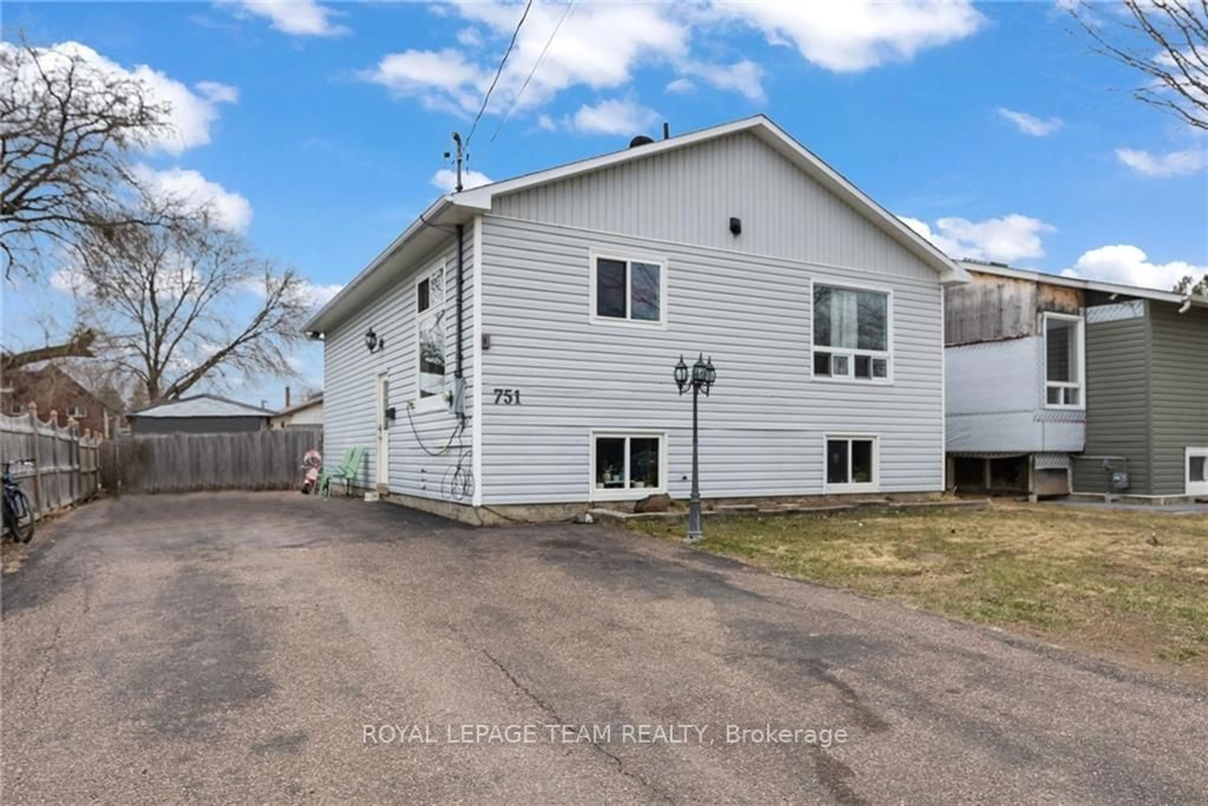 Frontside or backside of a home, the front or back of building for 751 FOURTH St, Renfrew Ontario K7V 1H2