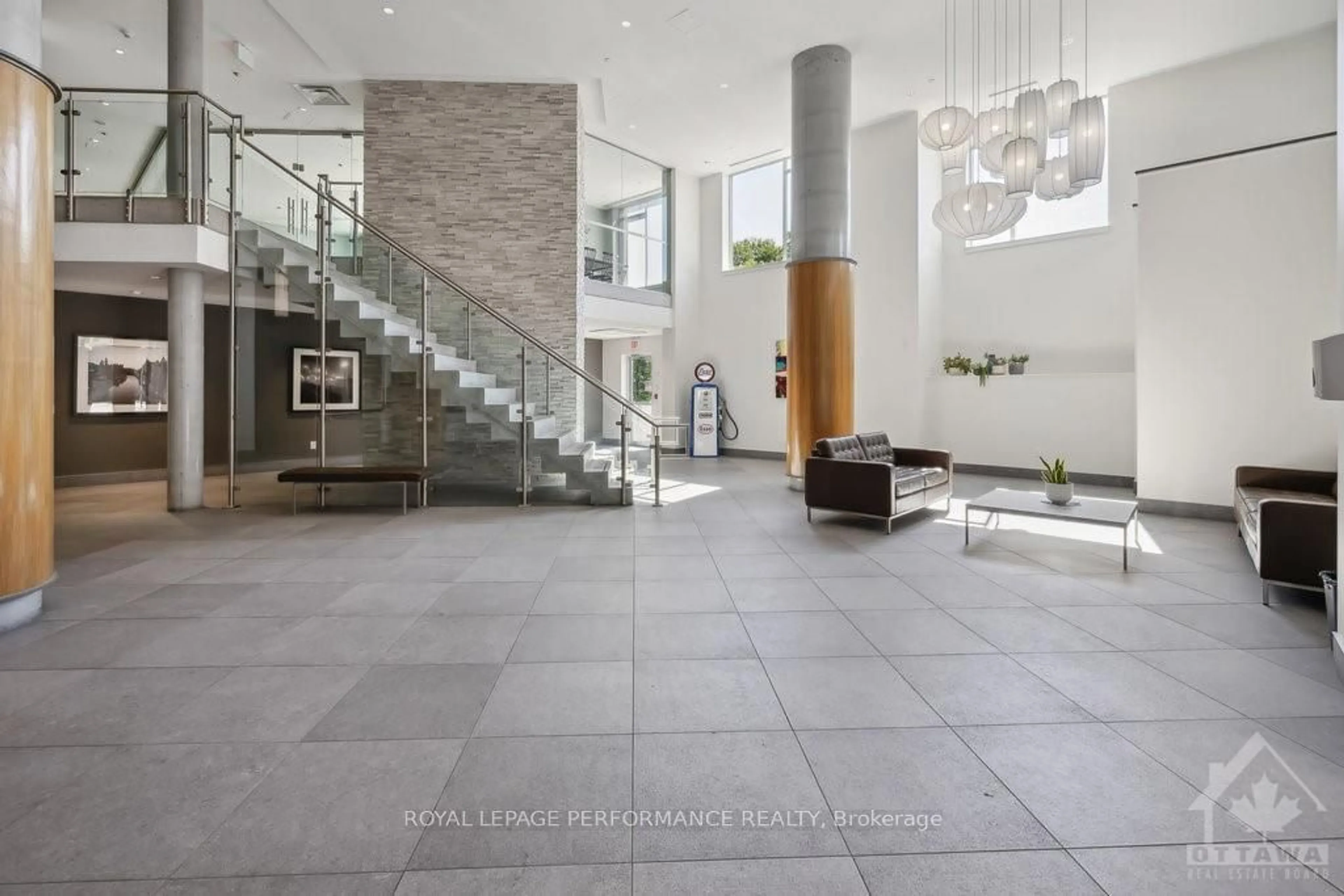 Indoor lobby, ceramic floors for 7 MARQUETTE Ave #419, Vanier and Kingsview Park Ontario K1L 8A7