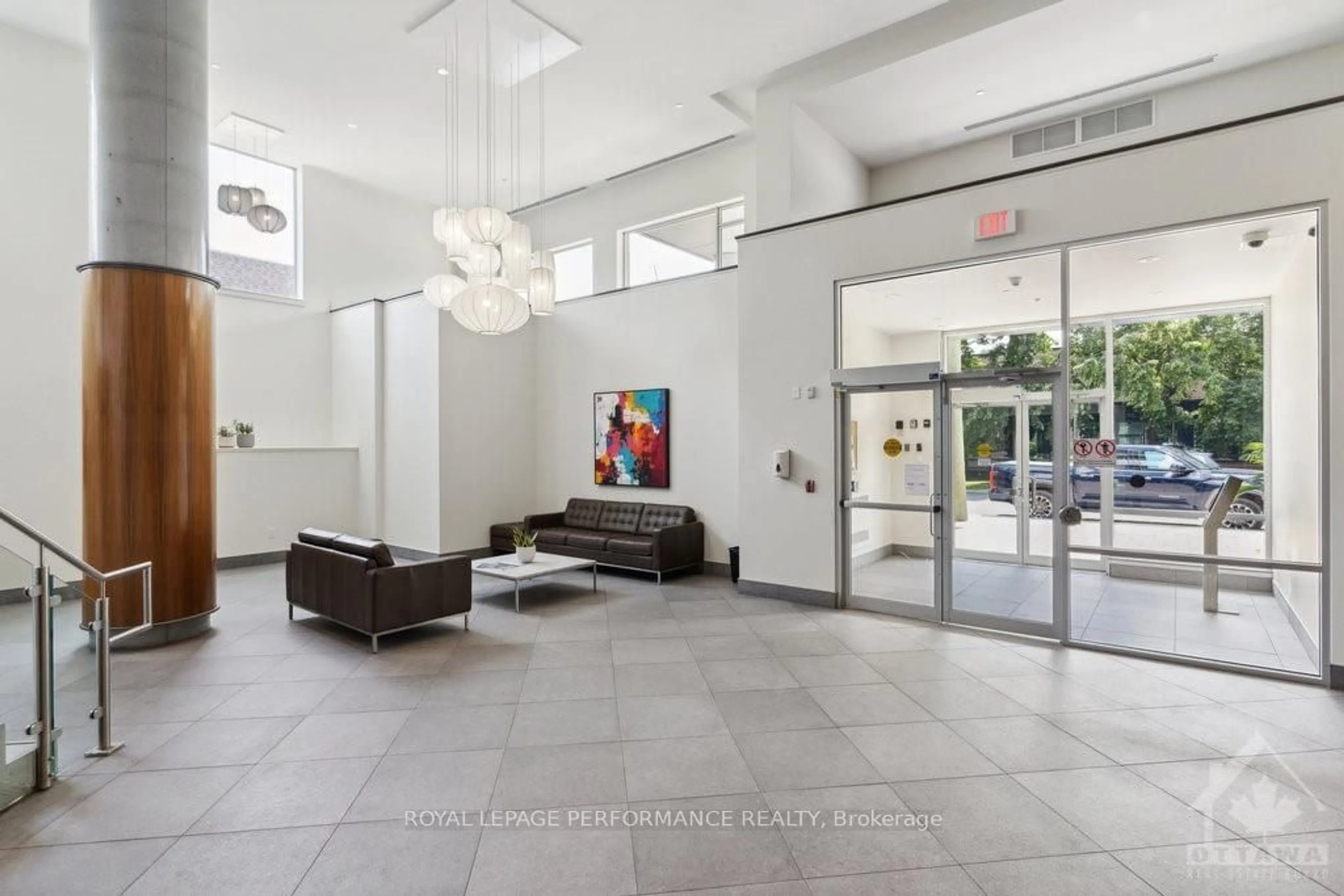 Indoor lobby, ceramic floors for 7 MARQUETTE Ave #419, Vanier and Kingsview Park Ontario K1L 8A7