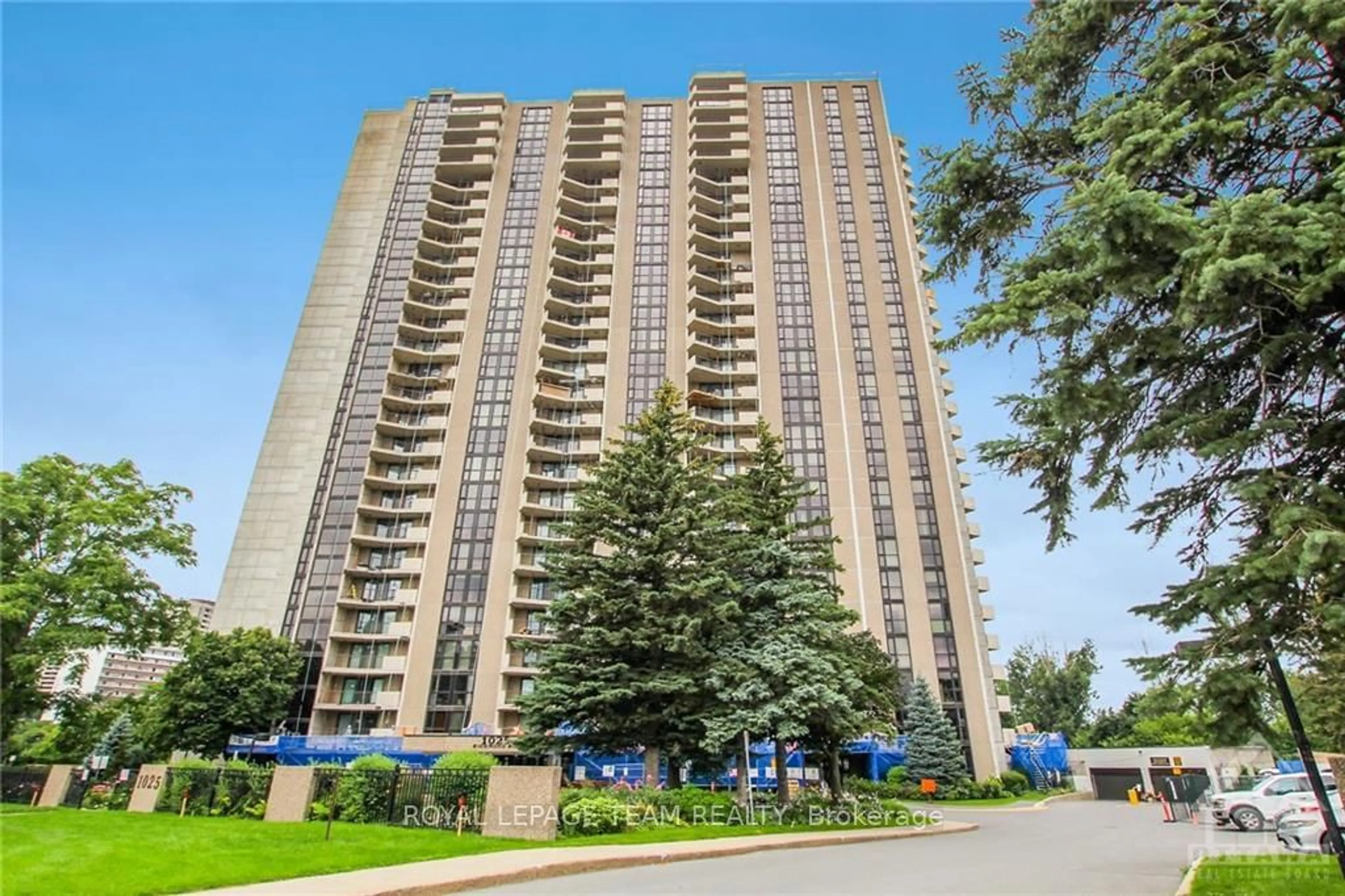 A pic from exterior of the house or condo, the front or back of building for 1025 RICHMOND Rd #502, Woodroffe Ontario K2B 8G8