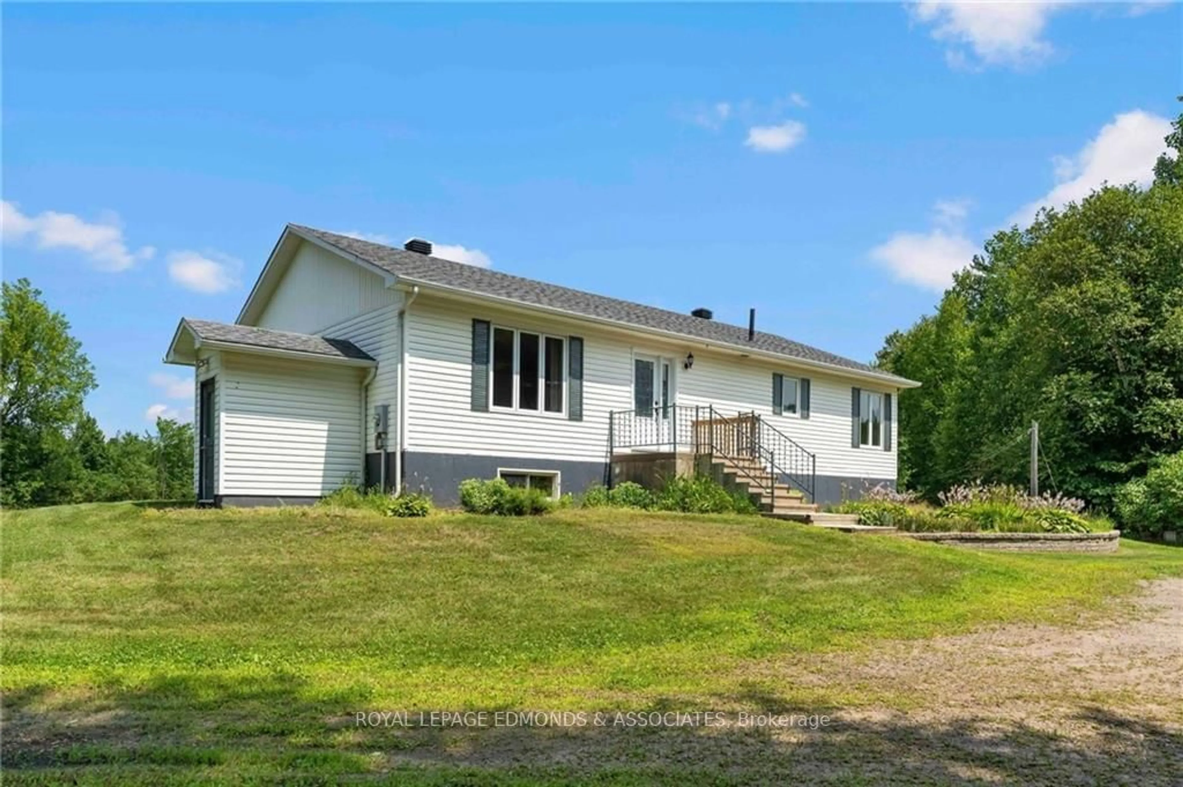 Frontside or backside of a home, cottage for 466 HENAN Rd, Laurentian Valley Ontario K8A 0H3