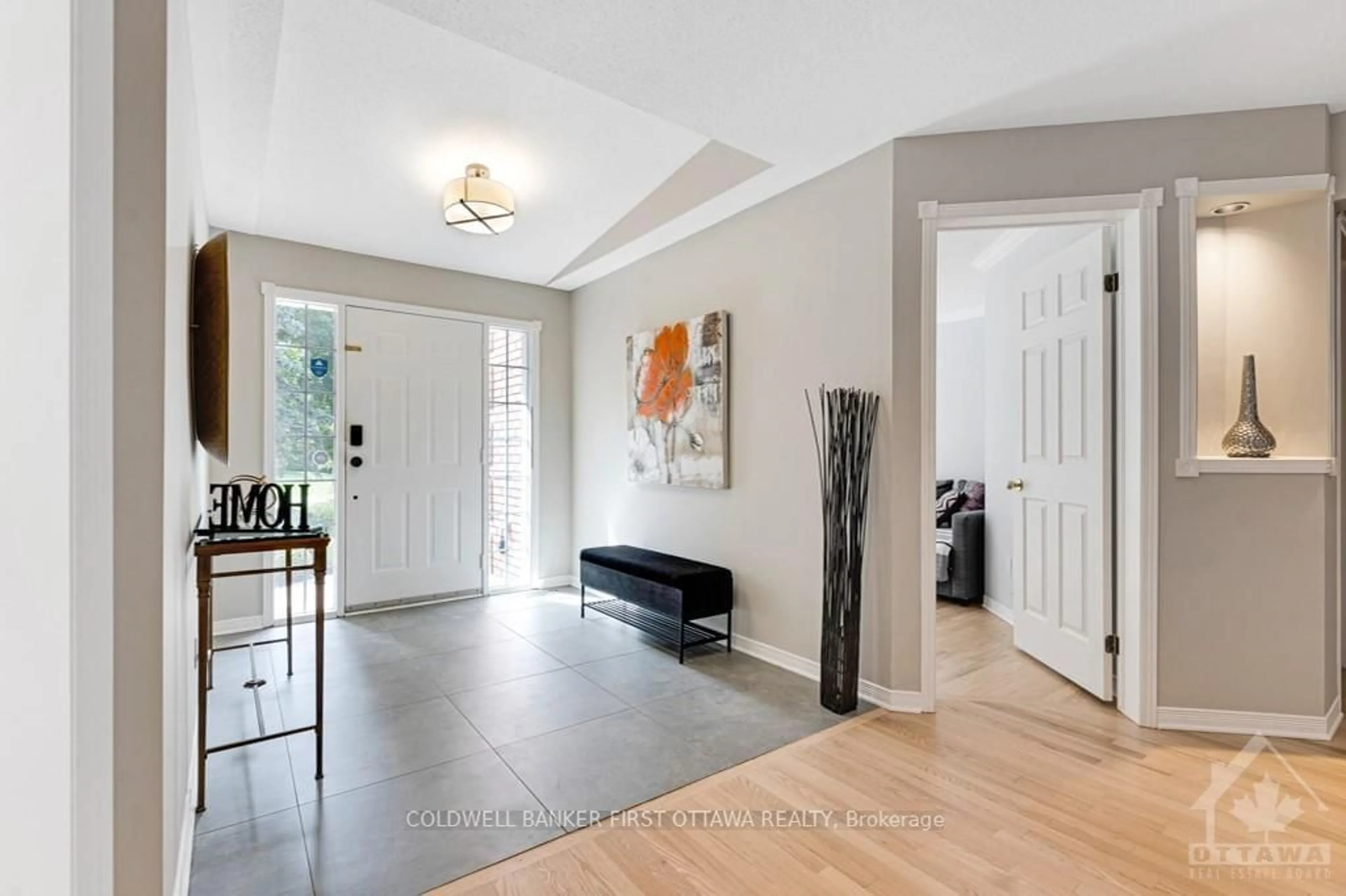 Indoor entryway, wood floors for 5525 PETTAPIECE Cres, Manotick - Kars - Rideau Twp and Area Ontario K4M 1C6