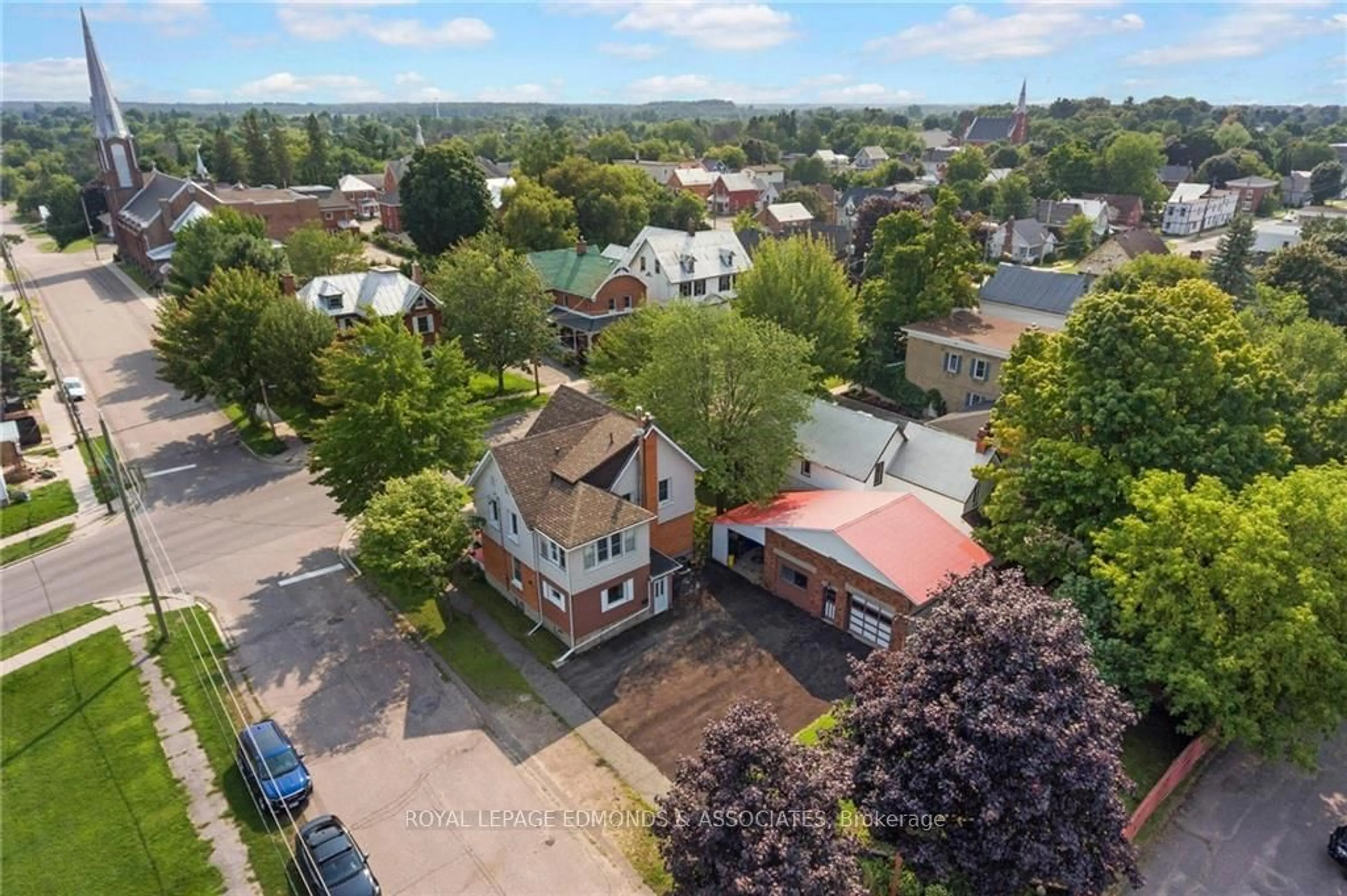 Frontside or backside of a home, the street view for 343 MARY St, Pembroke Ontario K8A 5W3