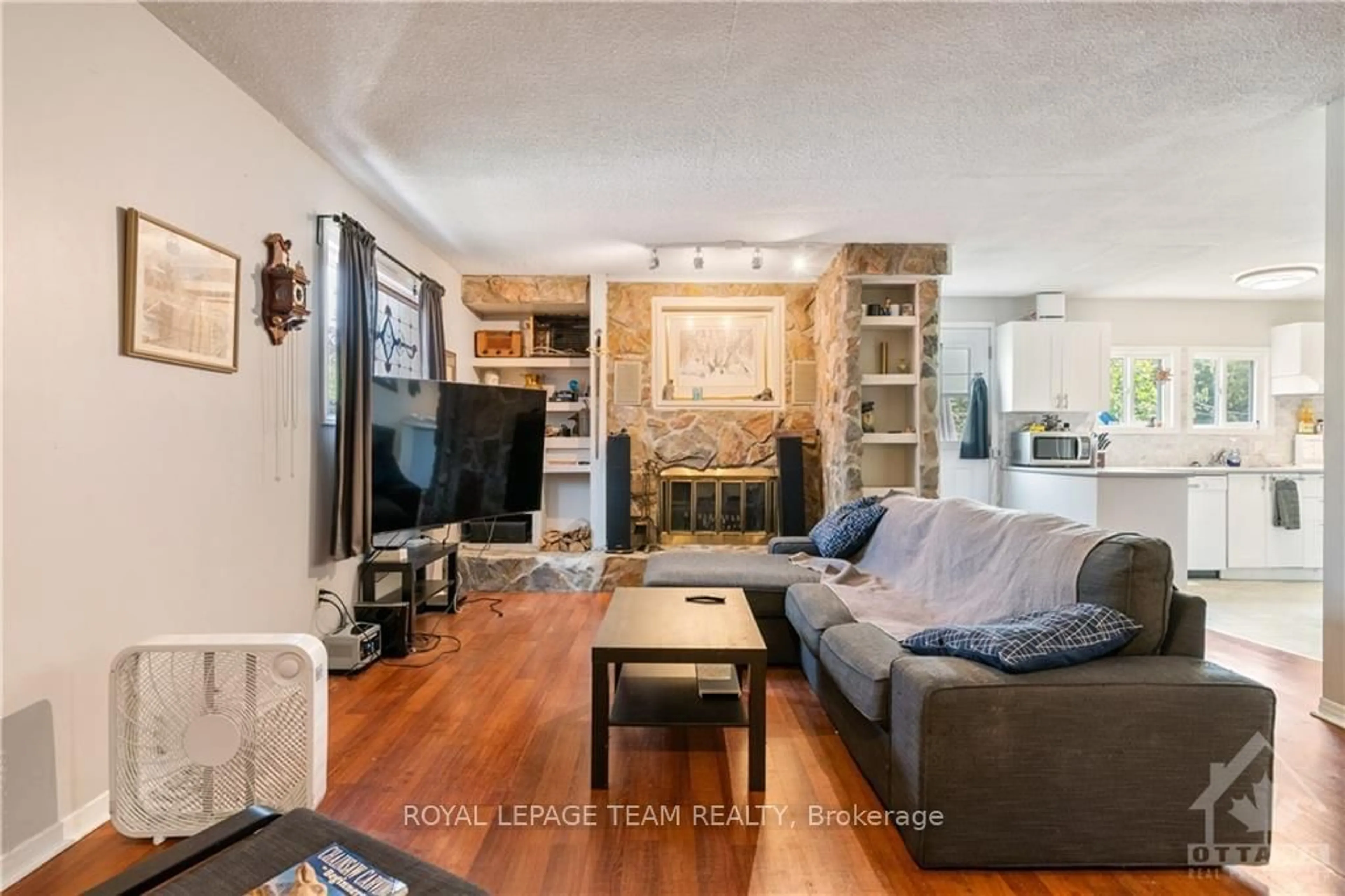 Living room, wood floors for 151 GRANVILLE St, Vanier and Kingsview Park Ontario K1L 6Y3