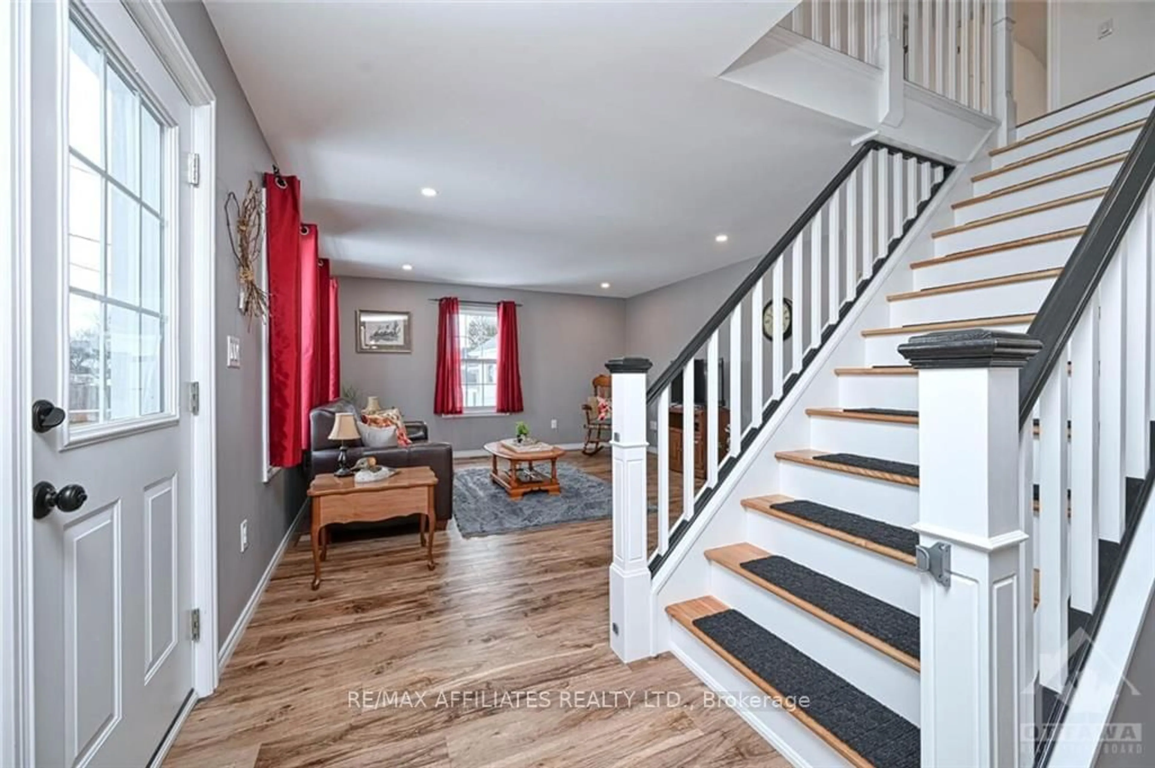 Indoor entryway, wood floors for 190 BECKWITH St, Smiths Falls Ontario K7A 2C8