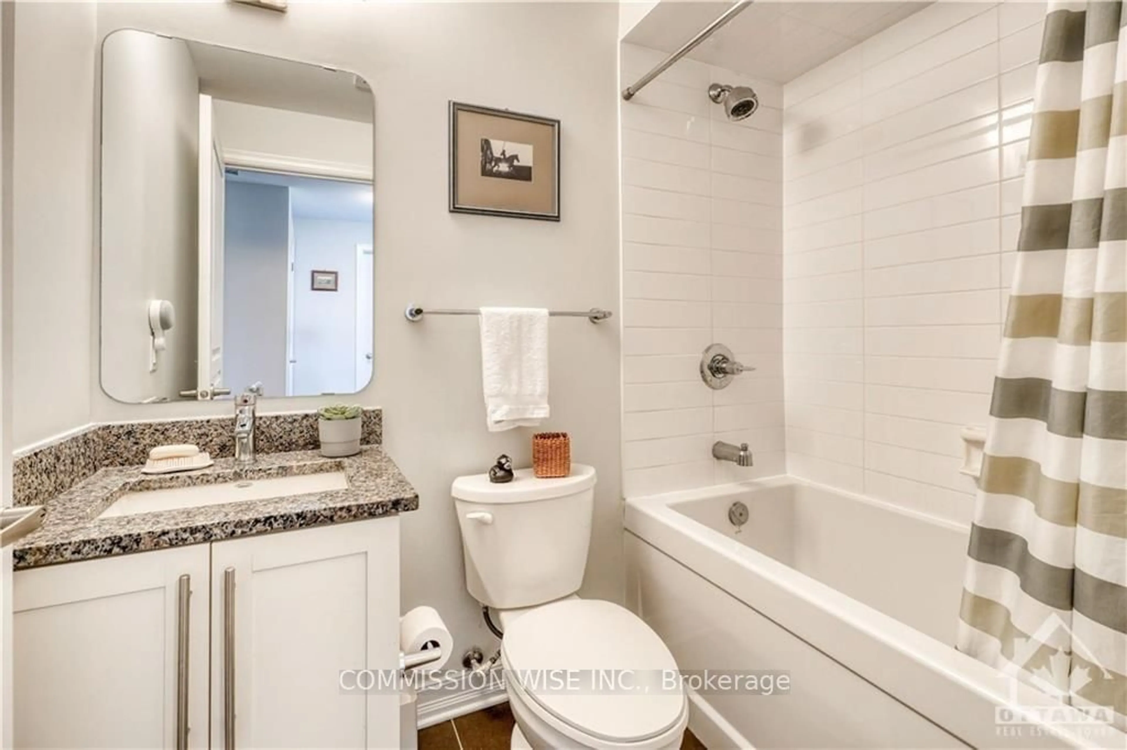 Standard bathroom for 238 BESSERER St #915, Lower Town - Sandy Hill Ontario K1N 6B1