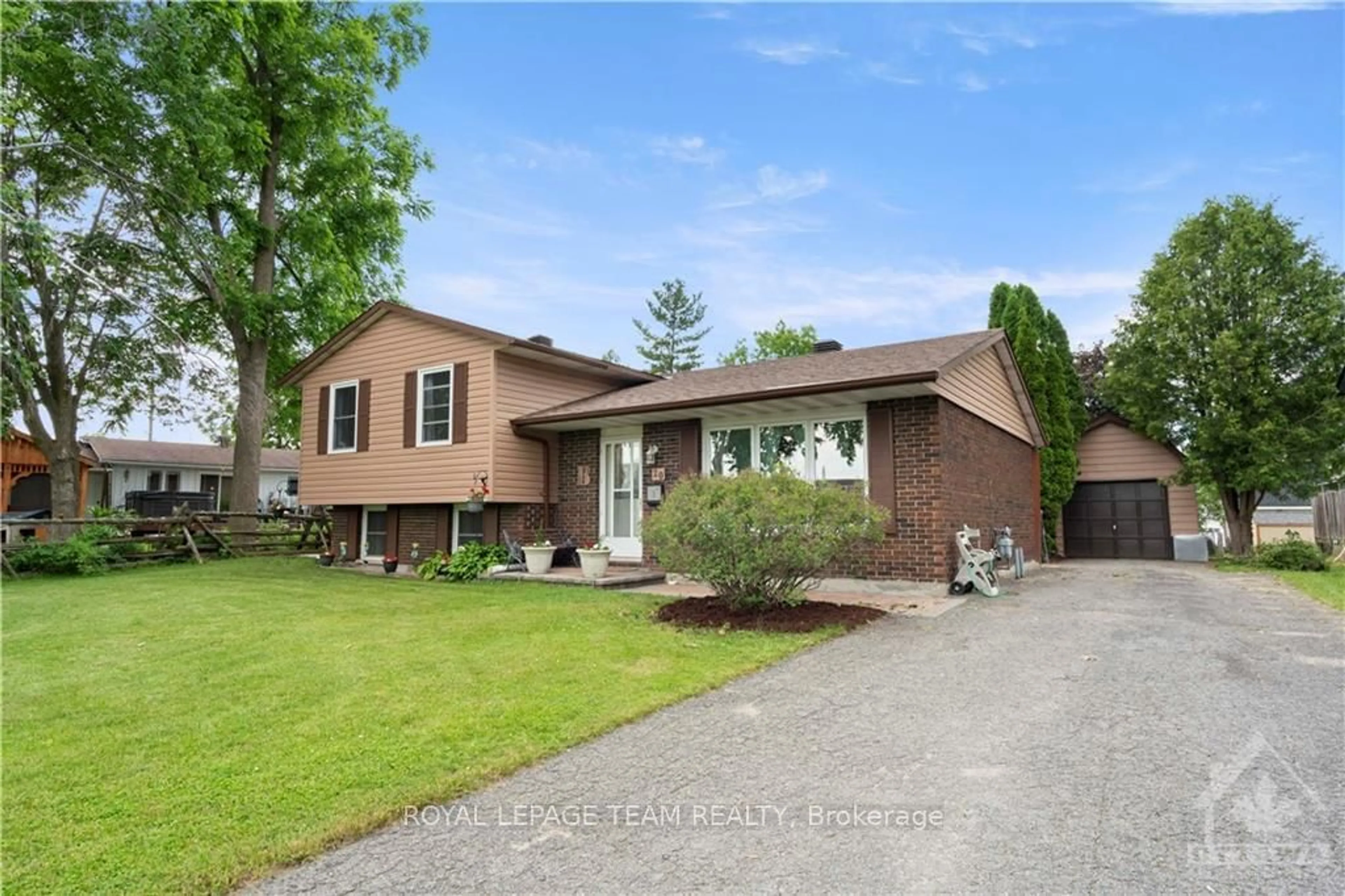 Frontside or backside of a home, cottage for 20 BELL Ave, Smiths Falls Ontario K7A 4X7