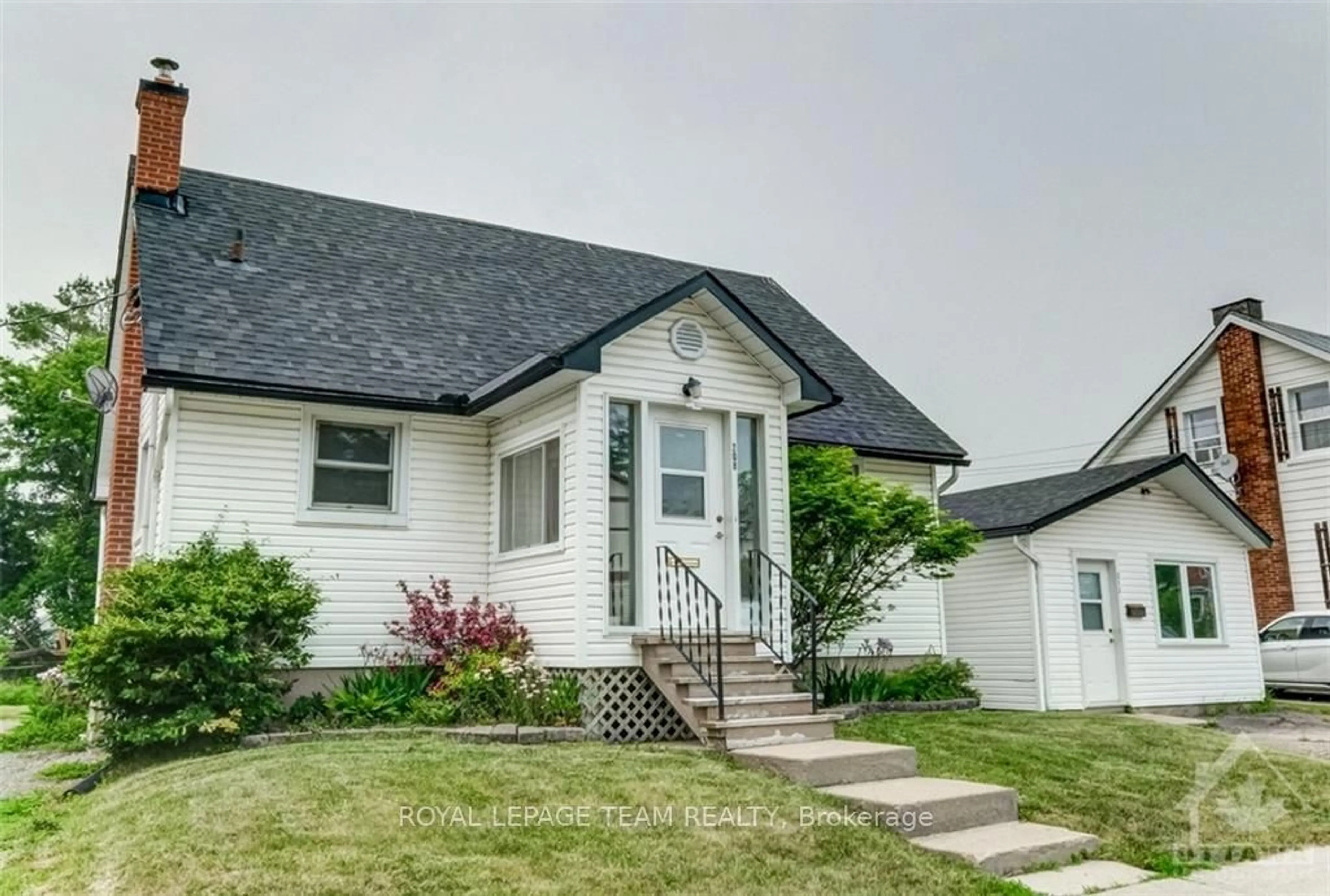 Frontside or backside of a home, cottage for 208 BELL St, Arnprior Ontario K7S 2R4