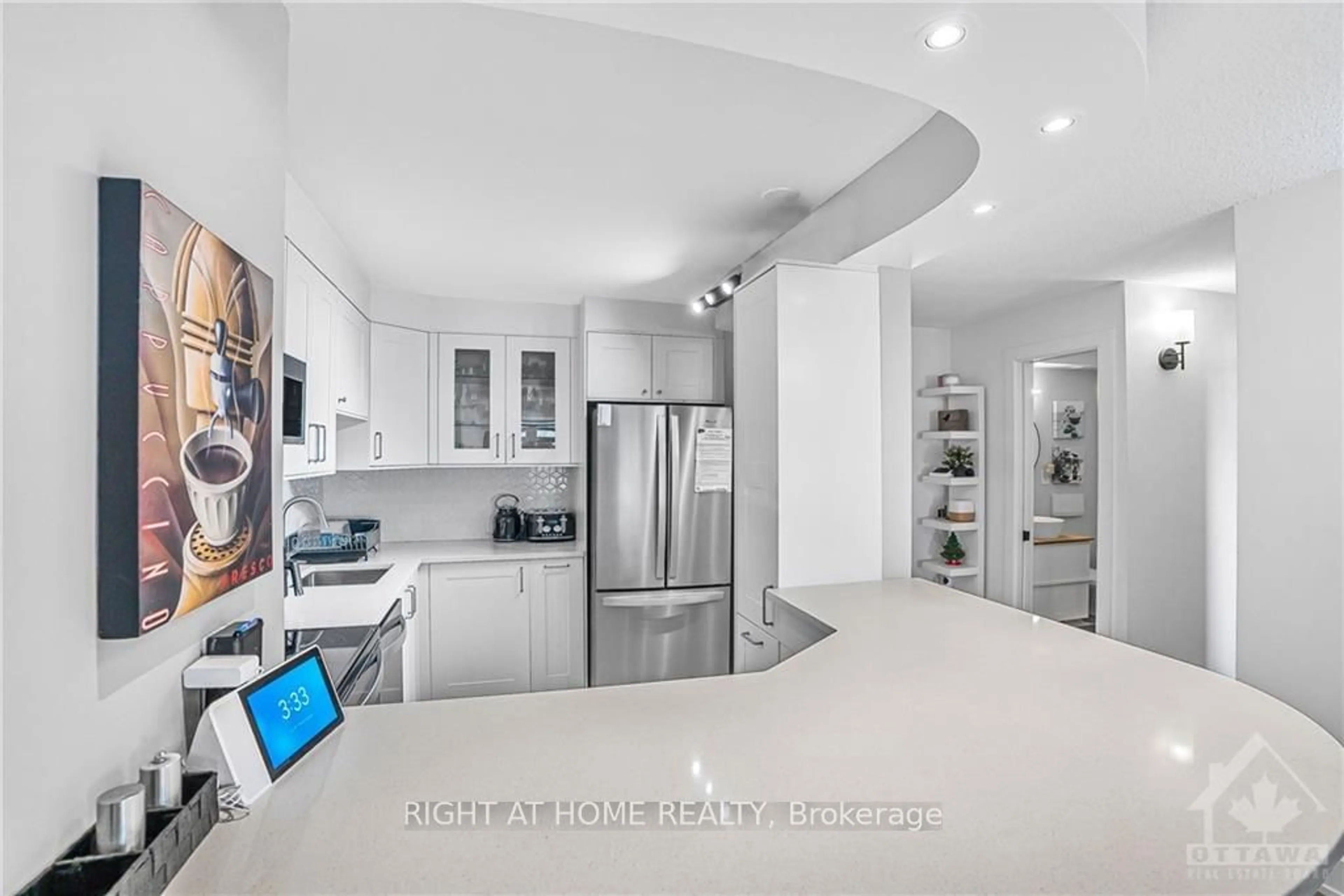 Contemporary kitchen, wood floors, the street view for 151 BAY St #905, Ottawa Centre Ontario K1R 7T2