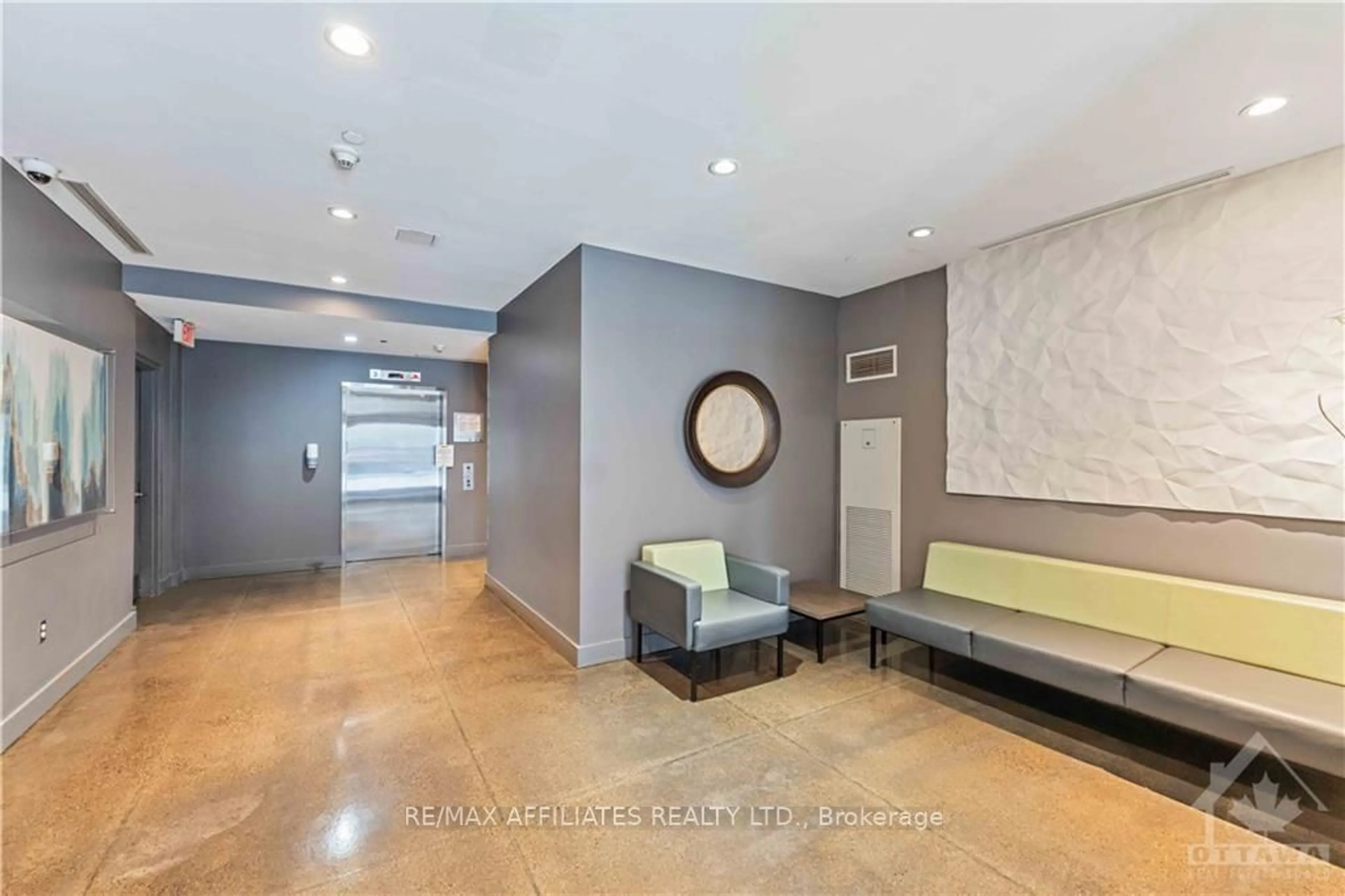 Indoor lobby, cement floor for 383 CUMBERLAND St #505, Lower Town - Sandy Hill Ontario K1N 1J7