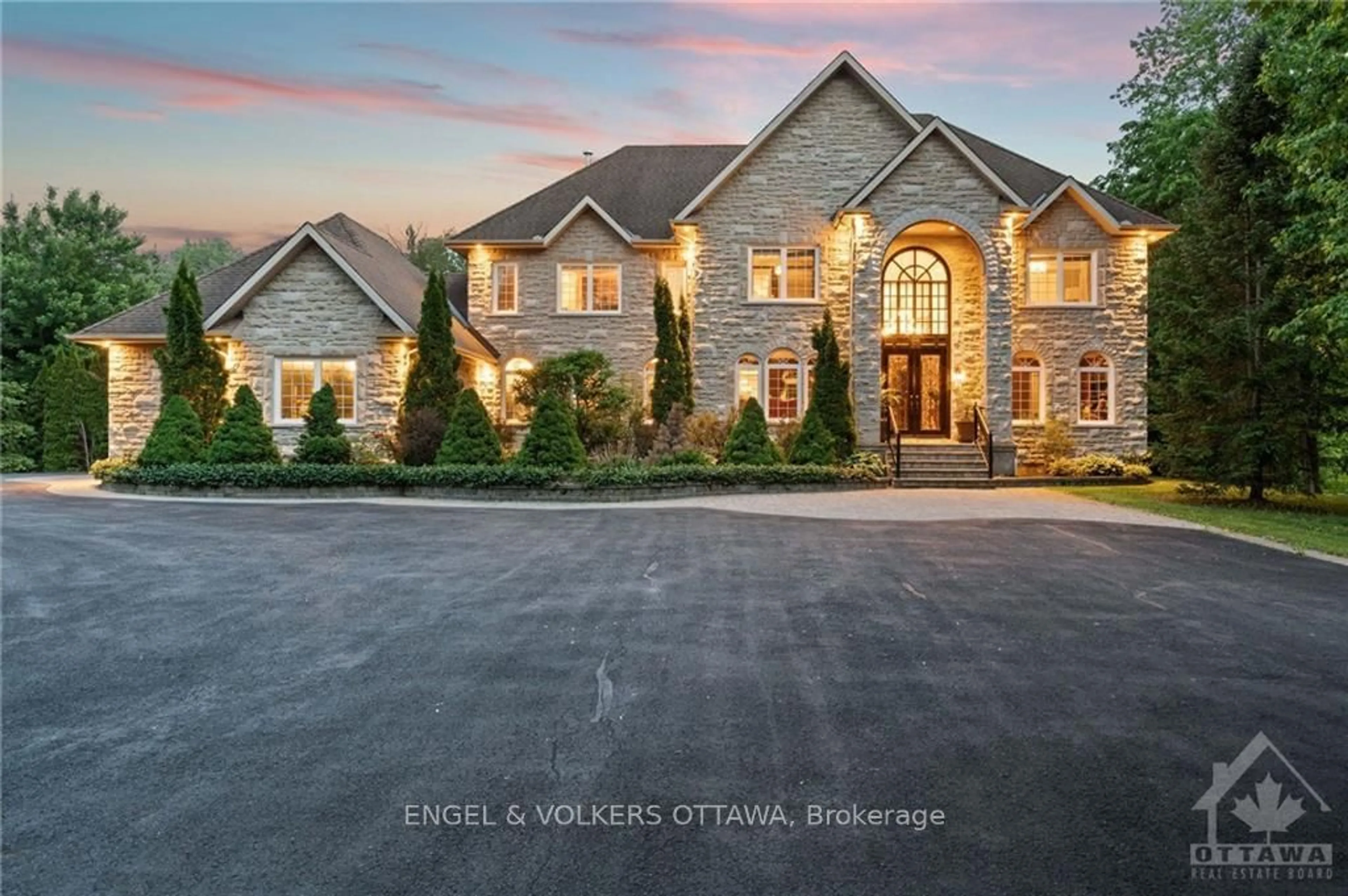 Home with brick exterior material for 5818 QUEENSCOURT Cres, Manotick - Kars - Rideau Twp and Area Ontario K4M 1K3