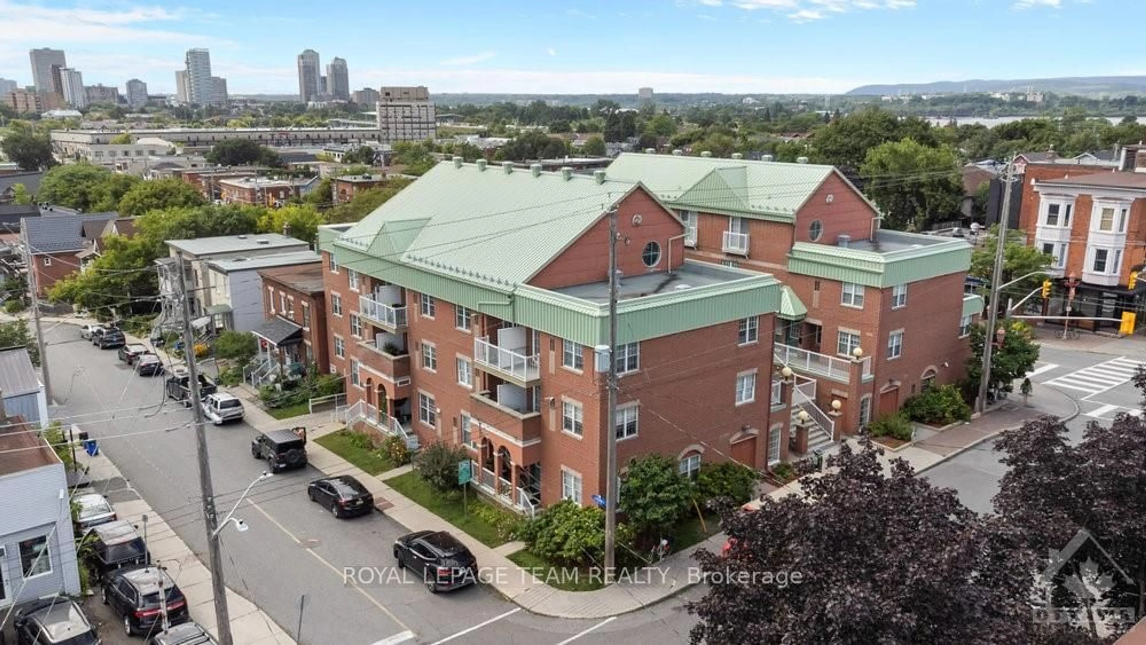 A pic from exterior of the house or condo, the front or back of building for 130 ROCHESTER St #8, West Centre Town Ontario K1R 0A3