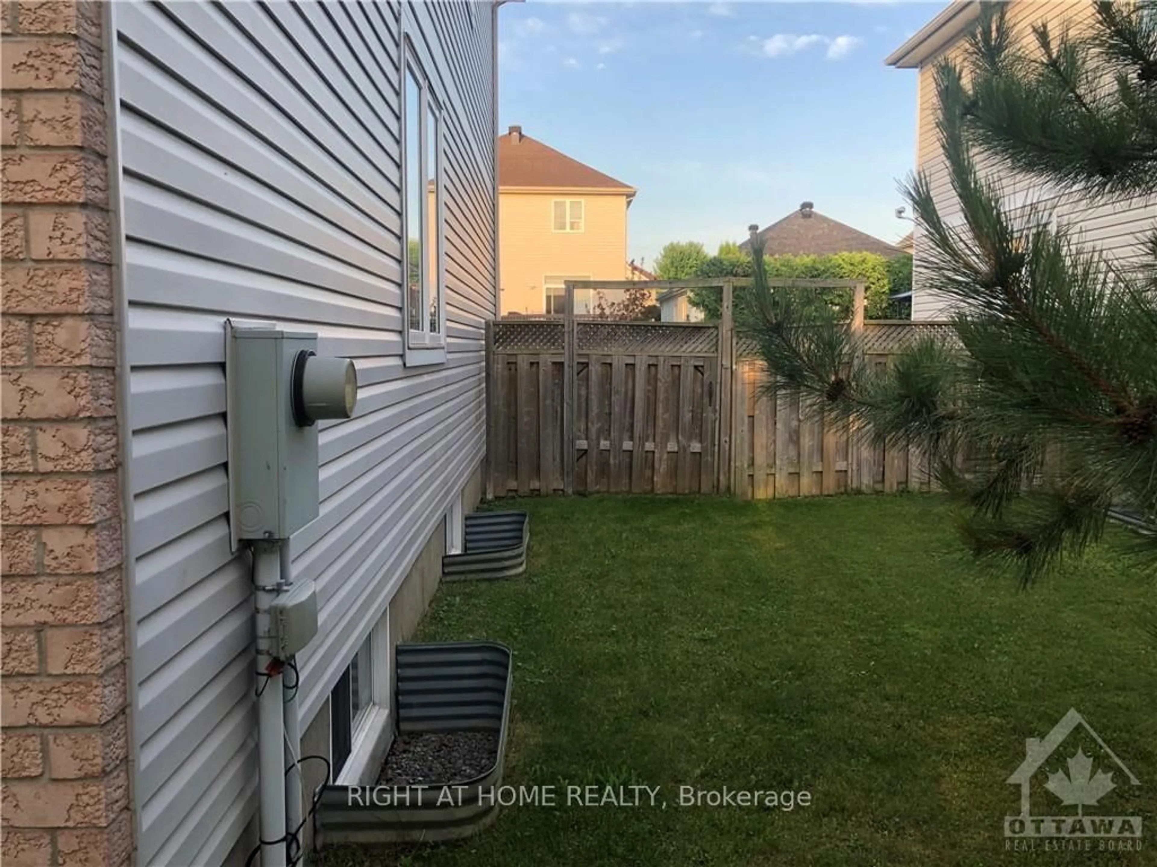 Frontside or backside of a home, the fenced backyard for 60 BRIGHTSIDE Ave, Stittsville - Munster - Richmond Ontario K2S 2B3