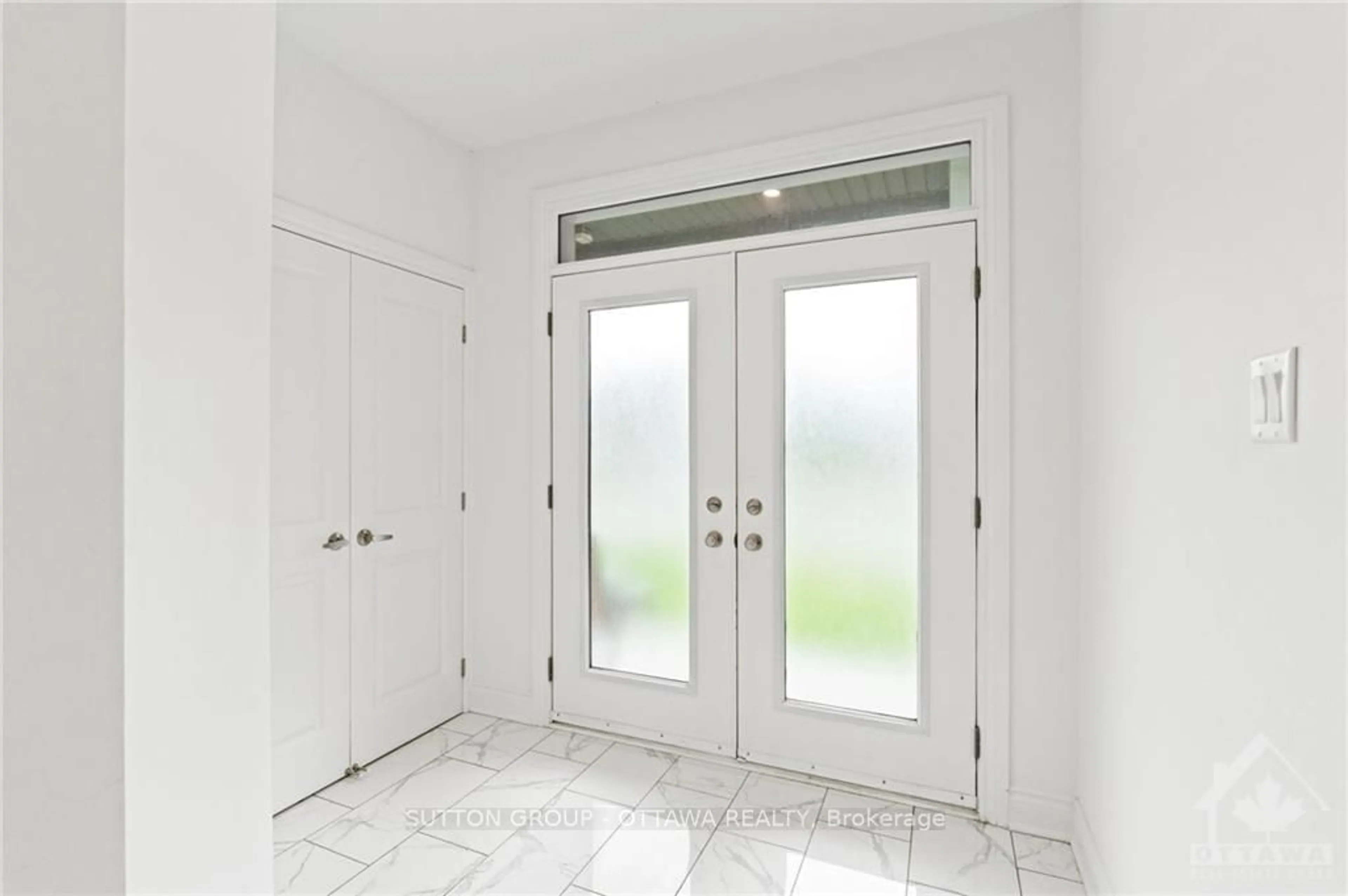 Indoor entryway, wood floors for 105 DAGENHAM St, Stittsville - Munster - Richmond Ontario K2S 1B6