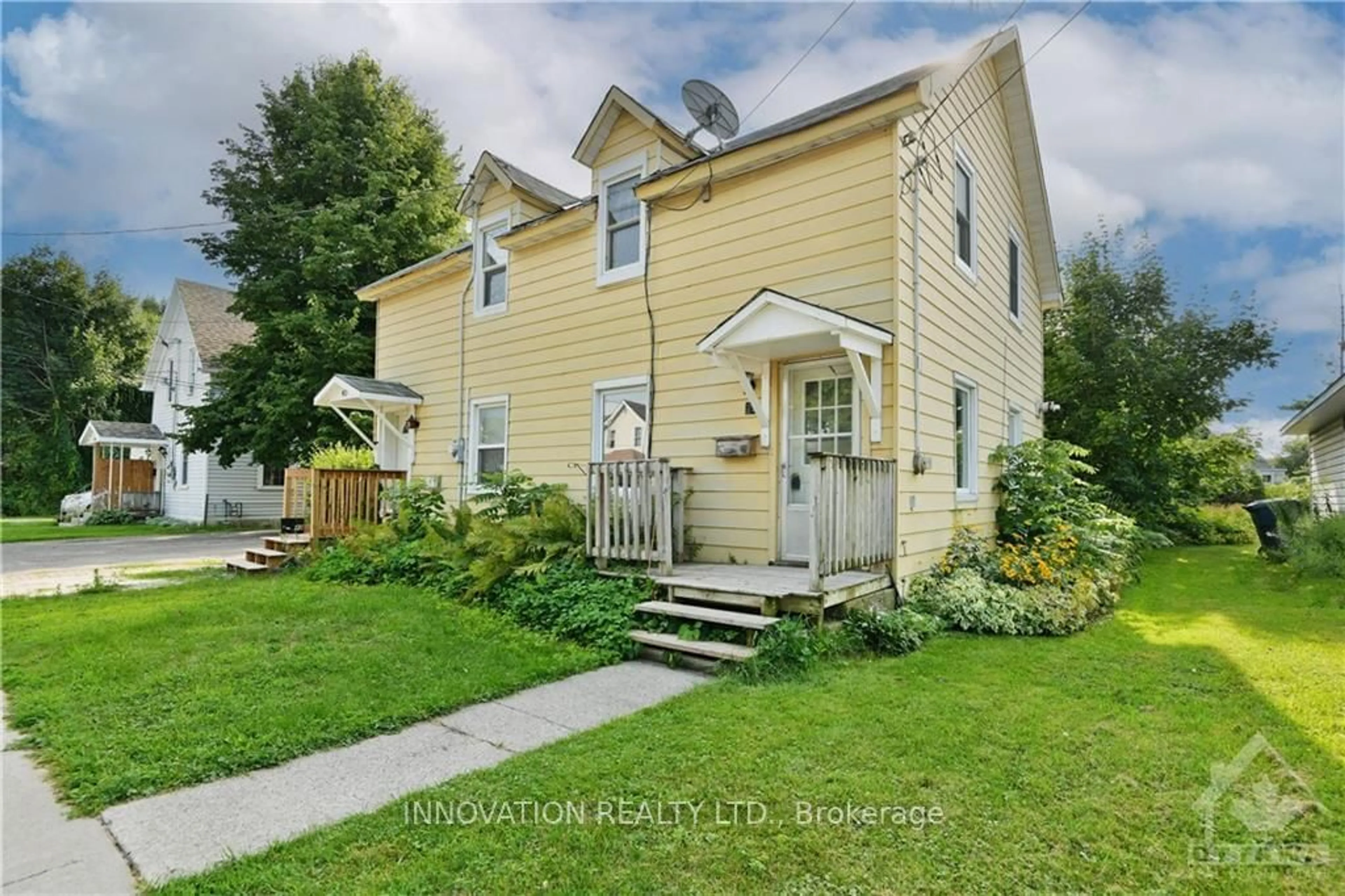 Frontside or backside of a home, cottage for 42 MONTAGUE St, Smiths Falls Ontario K7A 2M1