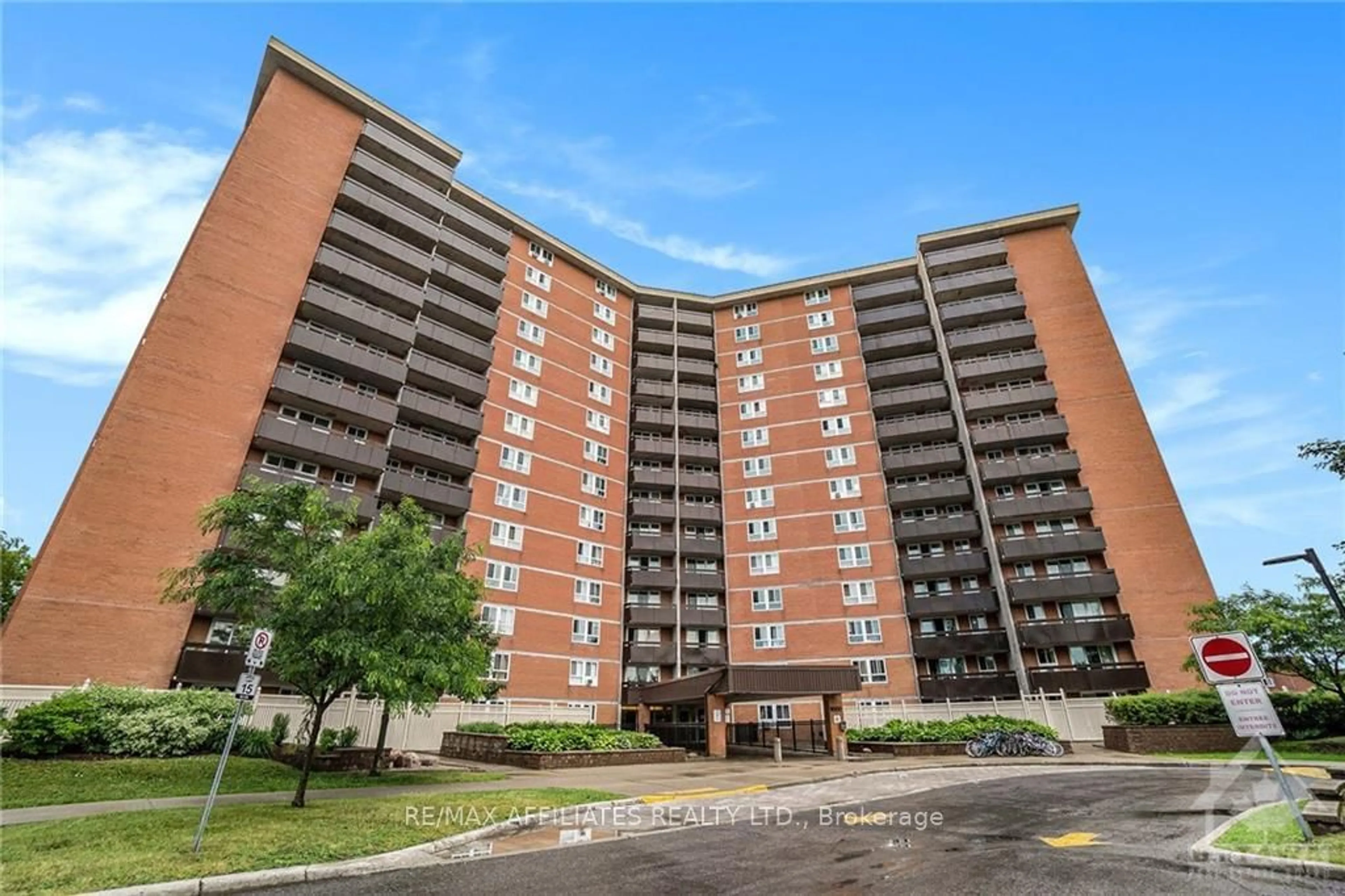 A pic from exterior of the house or condo, the front or back of building for 2000 JASMINE Cres #403, Beacon Hill North - South and Area Ontario K1J 8K4