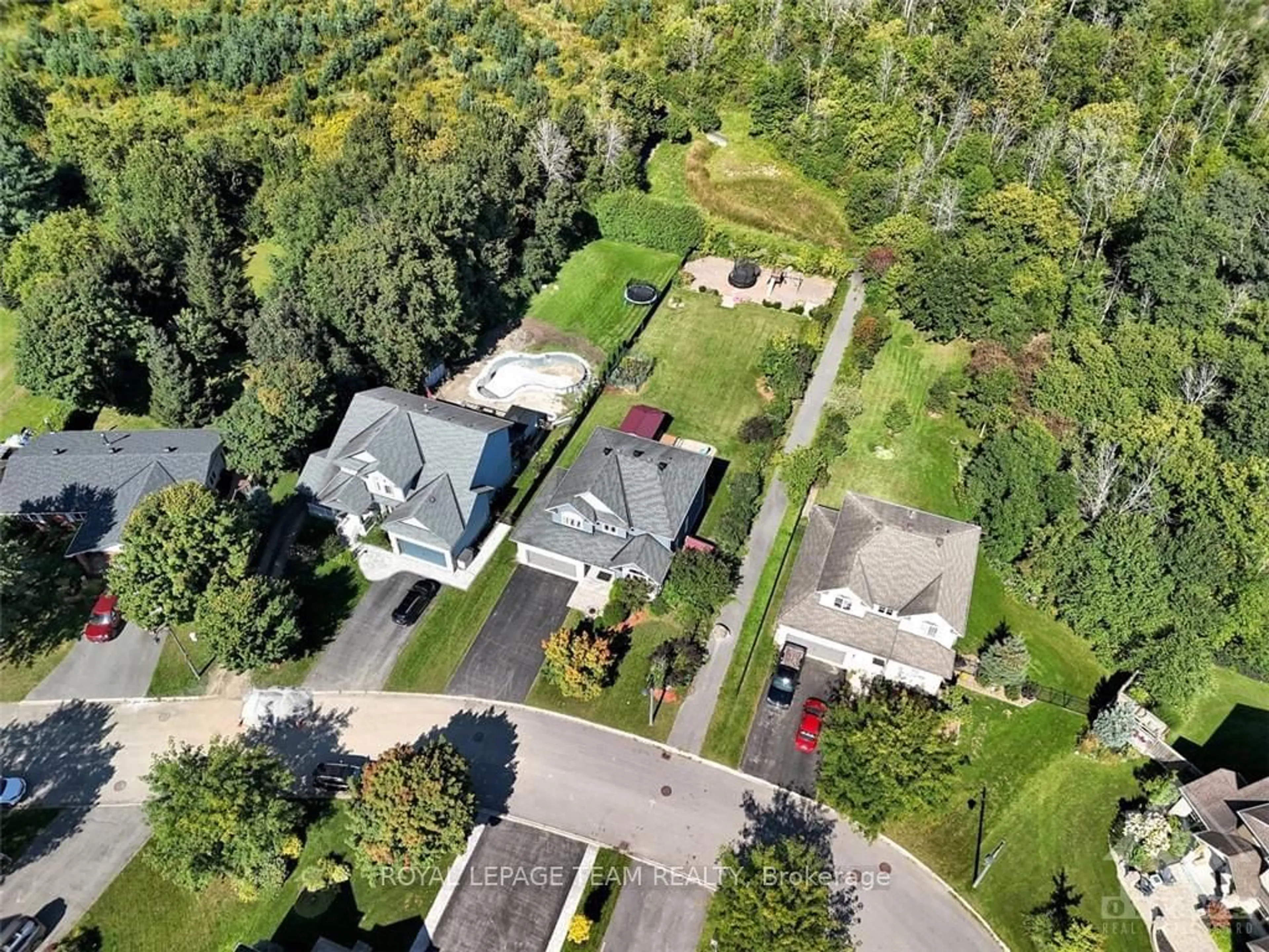 Frontside or backside of a home, the street view for 48 CHANONHOUSE Dr, Stittsville - Munster - Richmond Ontario K0A 2Z0