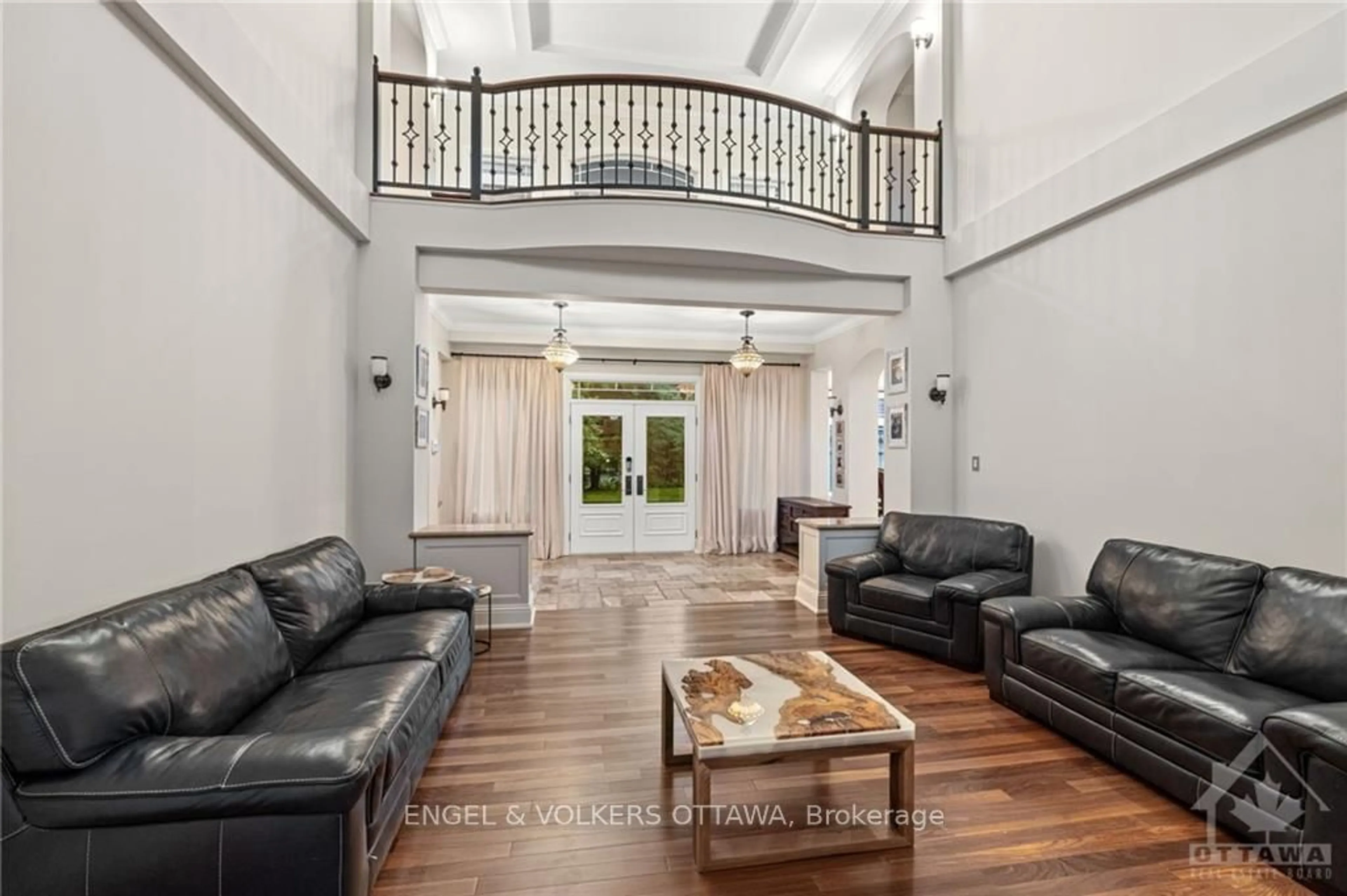 Indoor foyer, wood floors for 5800 QUEENSCOURT Cres, Manotick - Kars - Rideau Twp and Area Ontario K4M 1K3