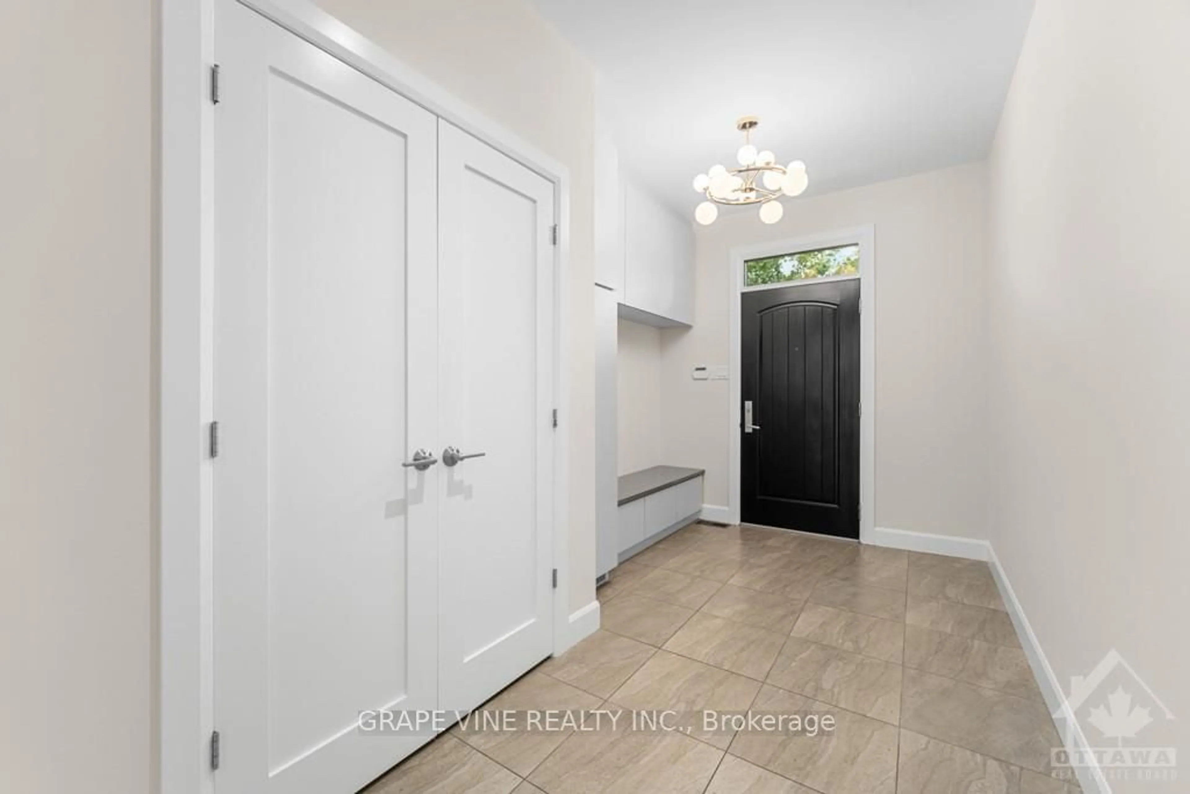 Indoor entryway, wood floors for 219 CARLETON Ave, Tunneys Pasture and Ottawa West Ontario K1Y 0J5