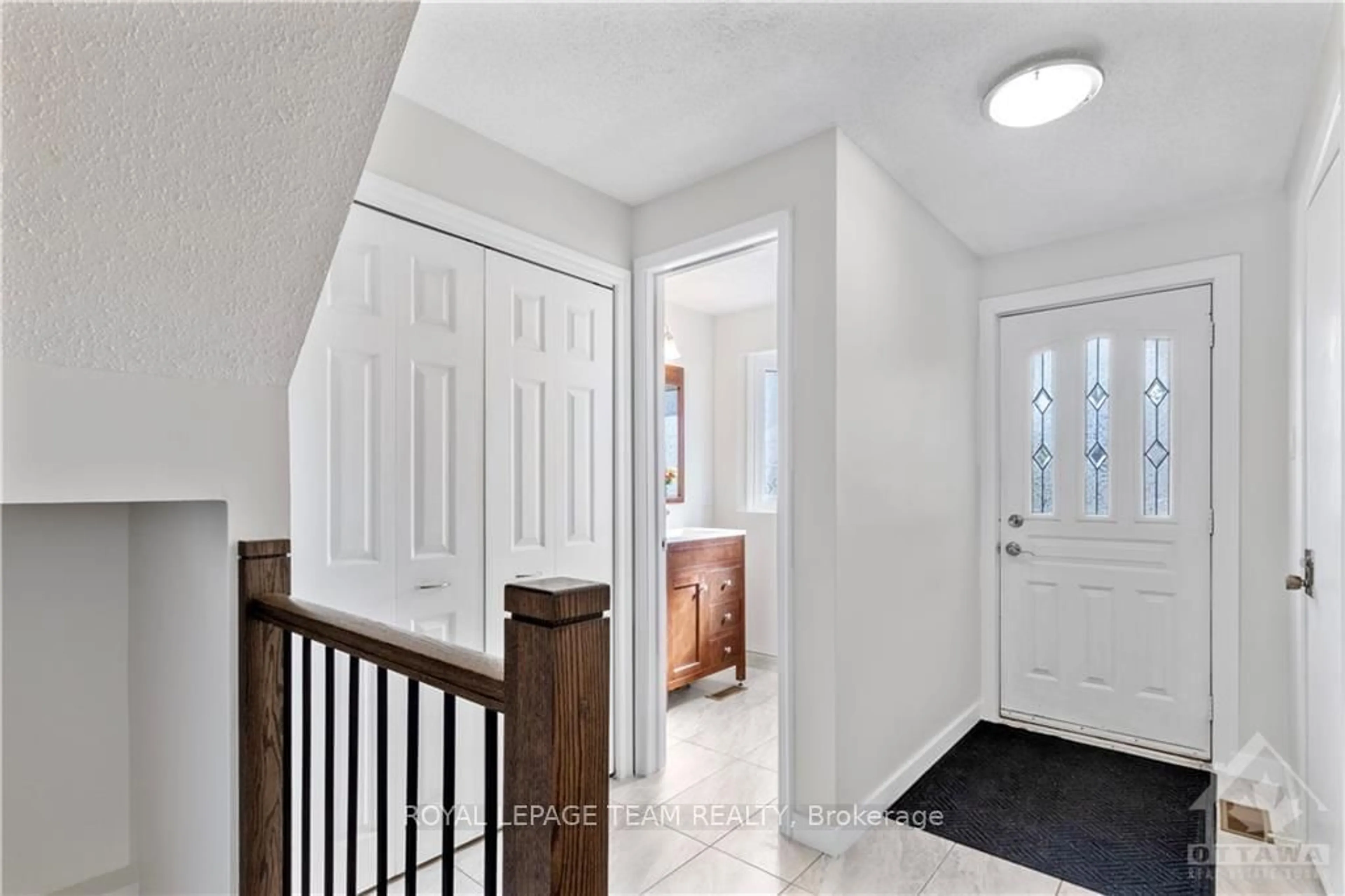 Indoor entryway, wood floors for 34 SHADETREE Cres, Cityview - Parkwoods Hills - Rideau Shore Ontario K2E 7R2