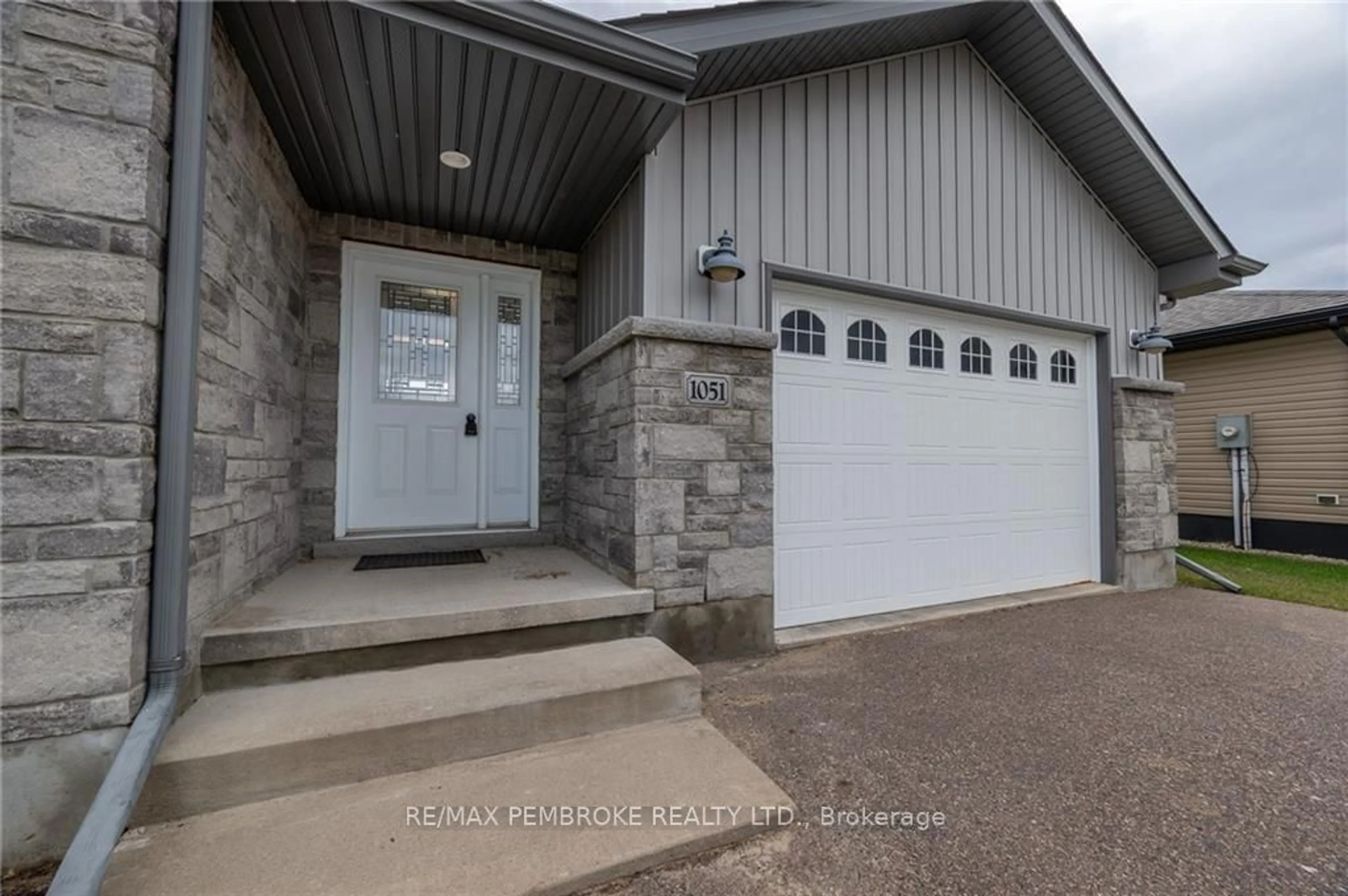 Indoor entryway, cement floor for 1051 BUTLER Blvd, Petawawa Ontario K8H 0C2