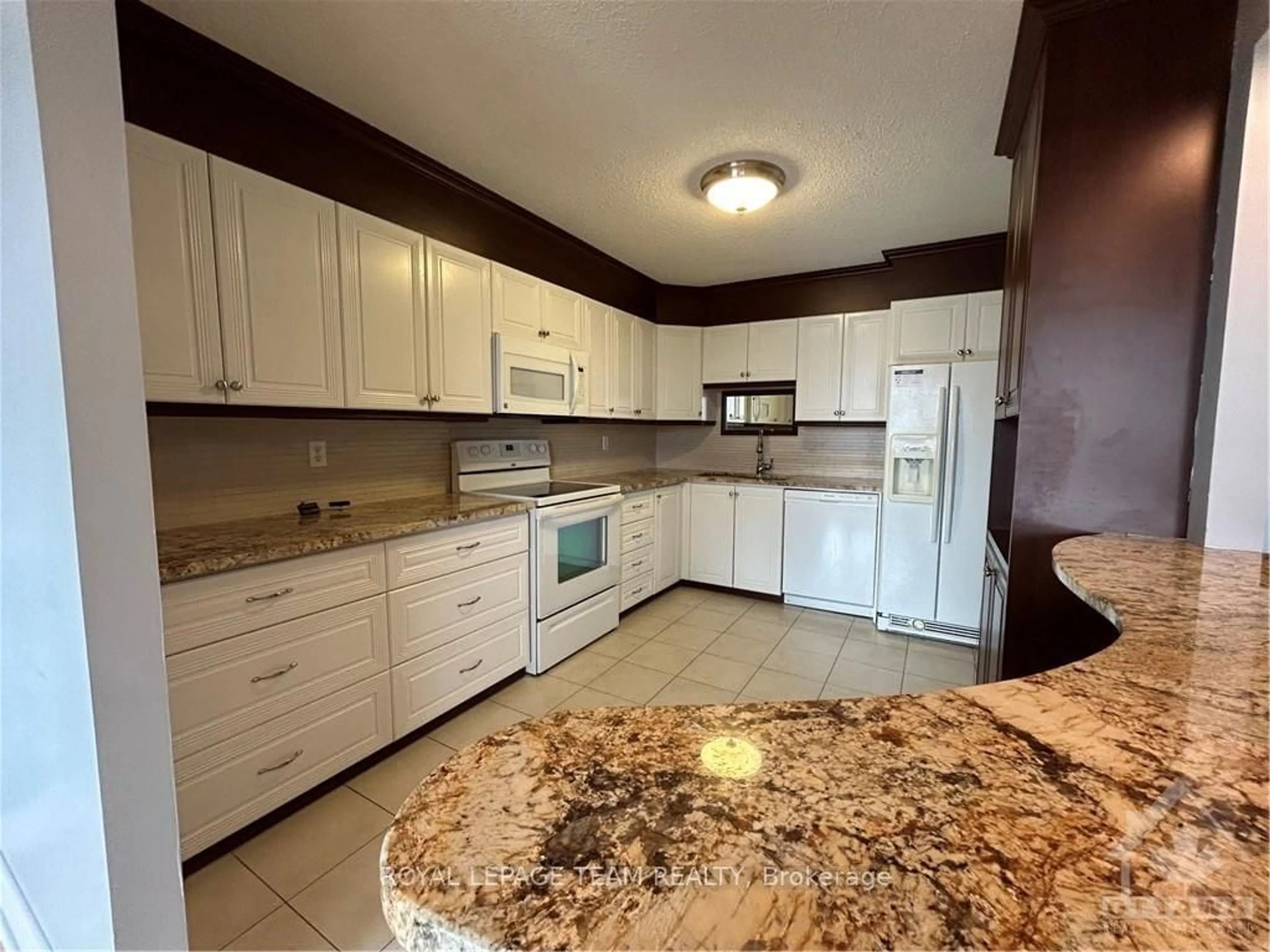 Kitchen, wood floors for 200 LAFONTAINE Ave #1503, Vanier and Kingsview Park Ontario K1L 8K8