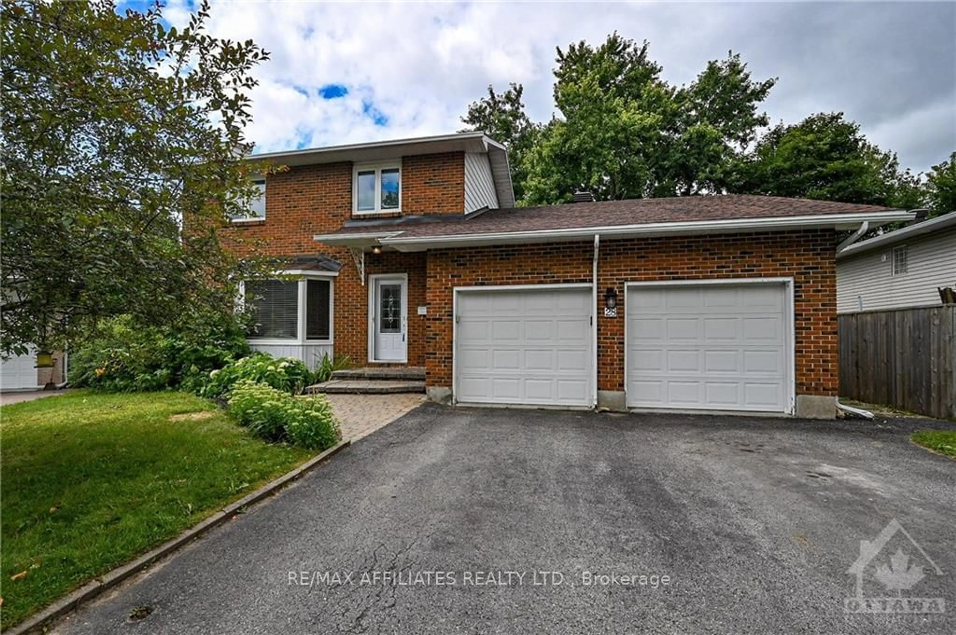 Frontside or backside of a home, the street view for 28 ORMSBY Dr, Stittsville - Munster - Richmond Ontario K0A 2Z0