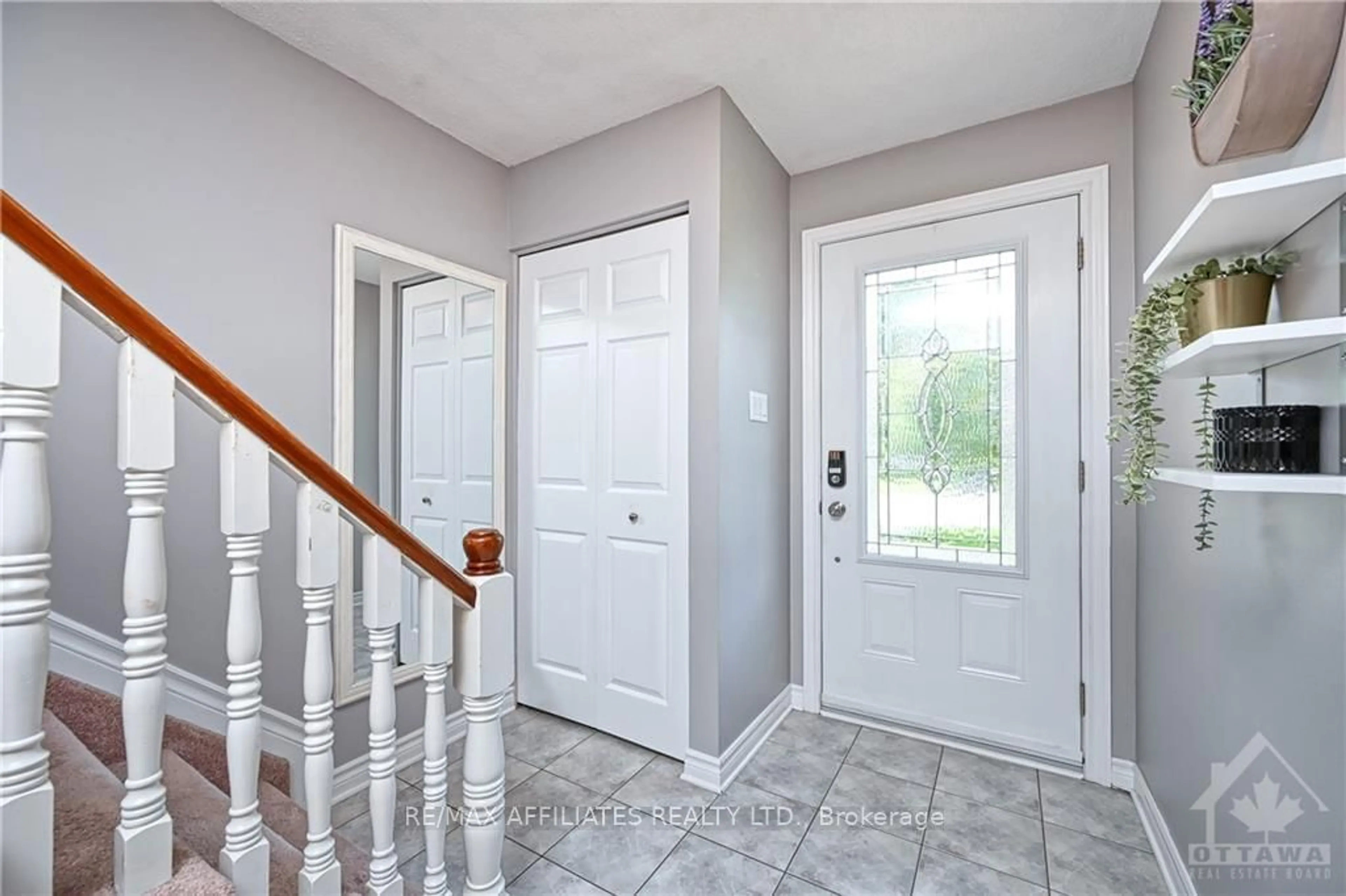 Indoor entryway, wood floors for 28 ORMSBY Dr, Stittsville - Munster - Richmond Ontario K0A 2Z0