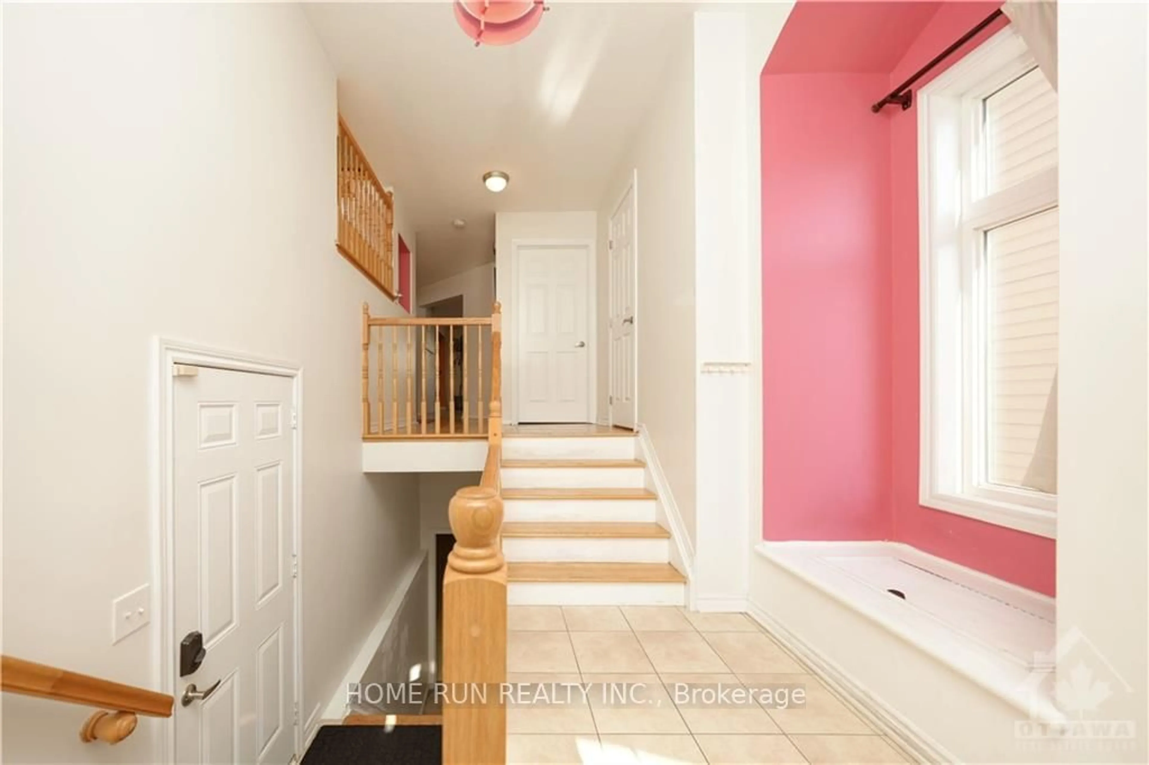 Indoor entryway, wood floors for 642 ROSEHILL Ave, Stittsville - Munster - Richmond Ontario K2S 0K2