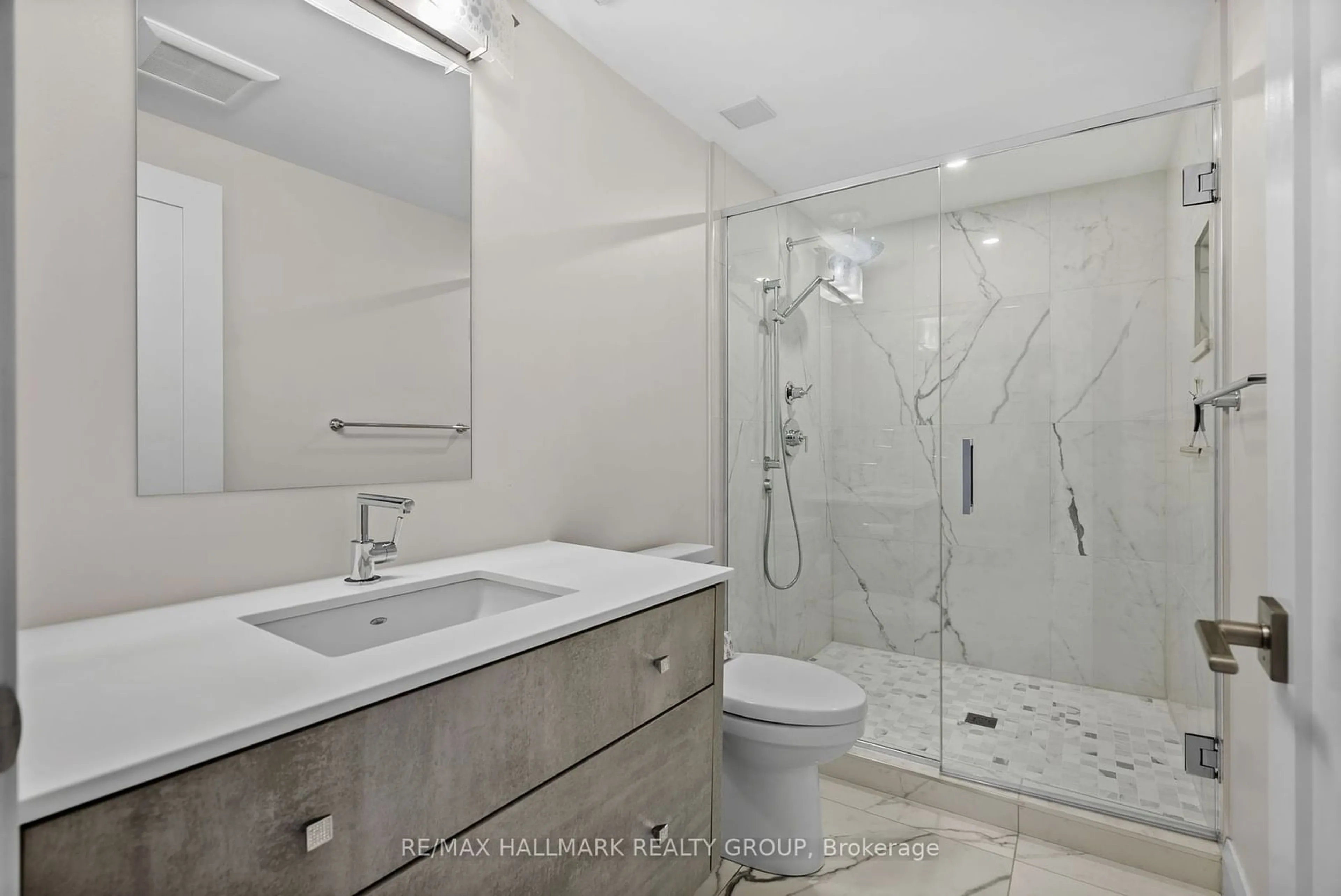 Standard bathroom, ceramic/tile floor for 458 TWEEDSMUIR Ave, Westboro - Hampton Park Ontario K1Z 5N9