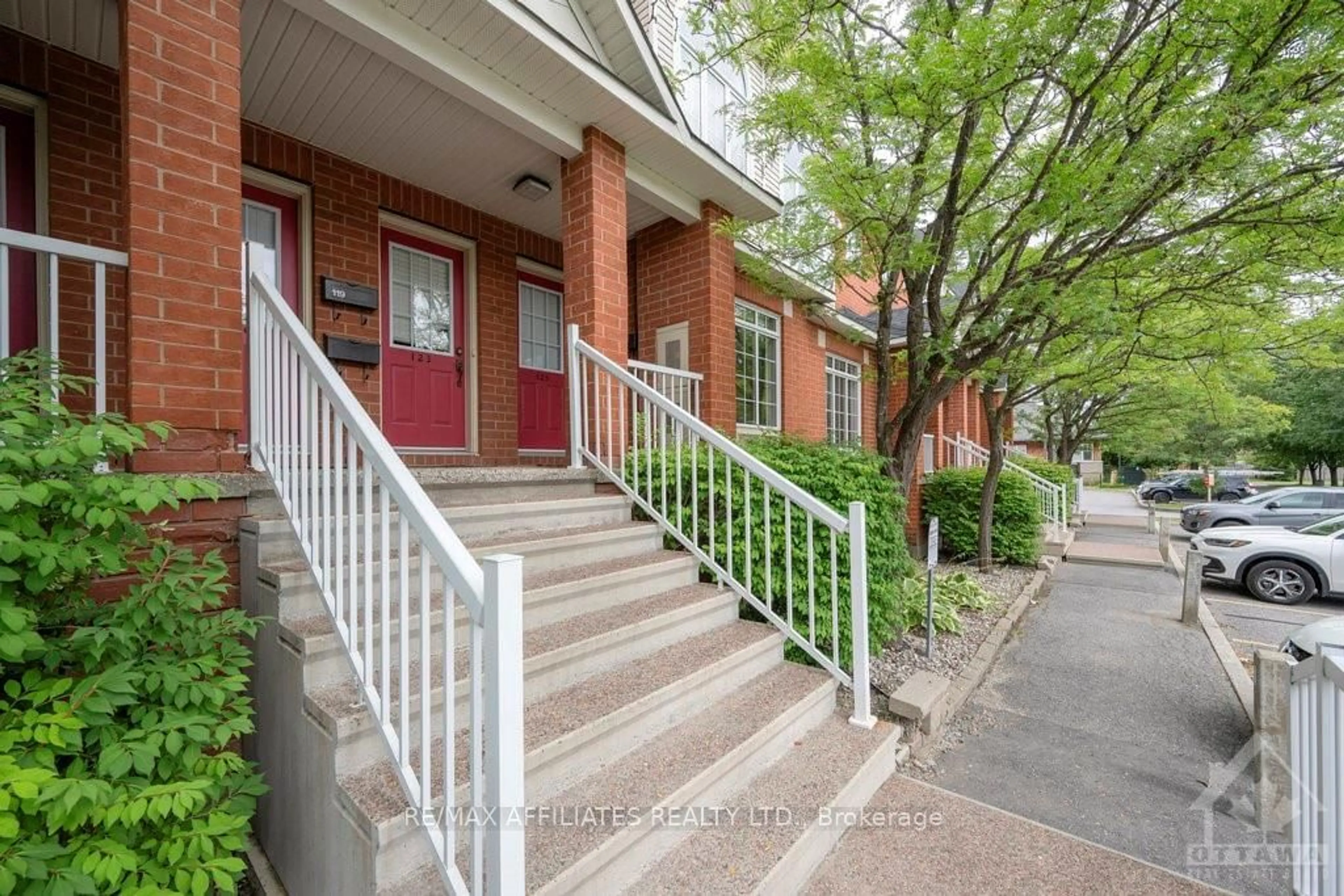 A pic from exterior of the house or condo, the street view for 125 GATESTONE, Beacon Hill North - South and Area Ontario K1J 1K5