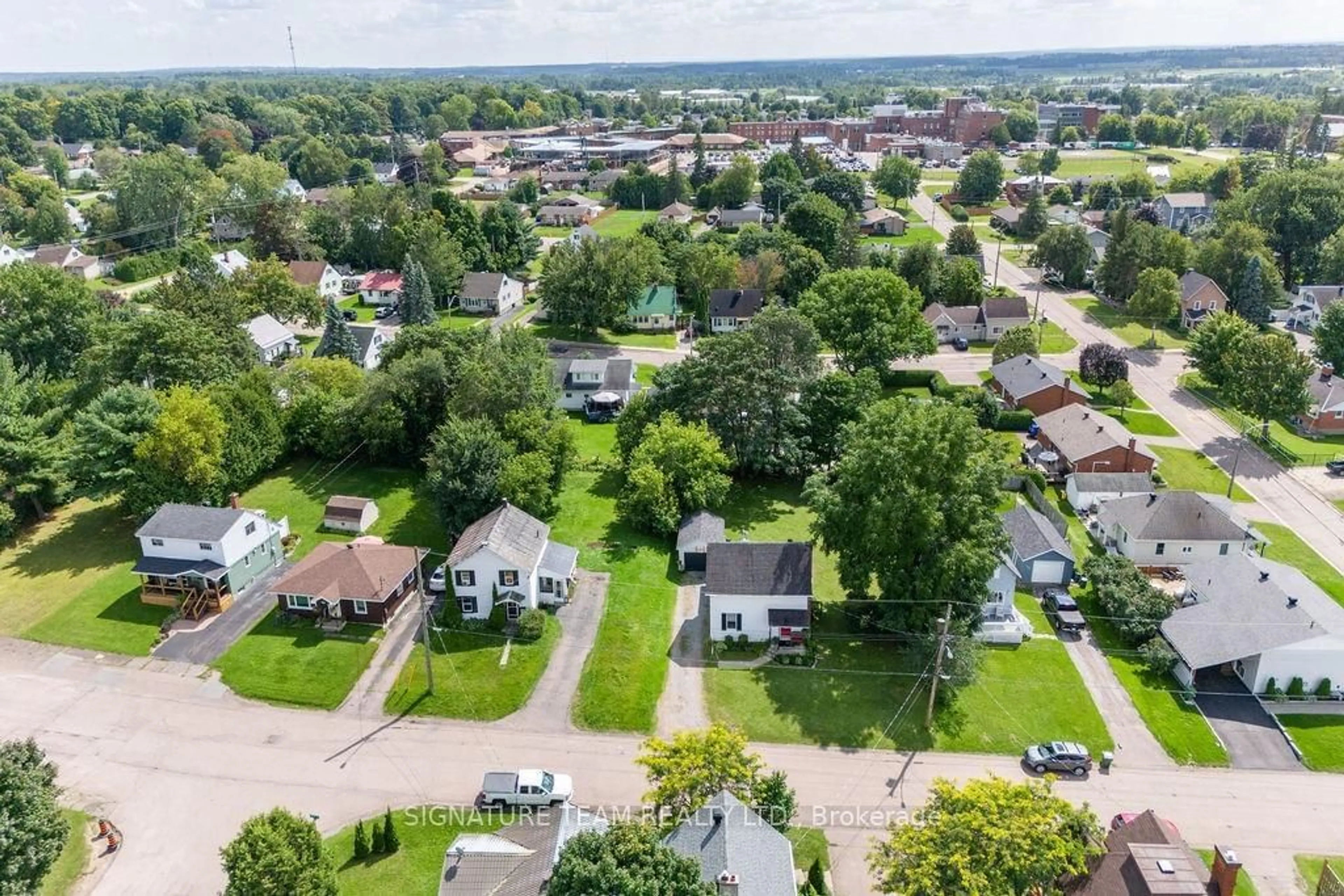 Frontside or backside of a home, the street view for 228 HUNTER St, Pembroke Ontario K8A 2N9